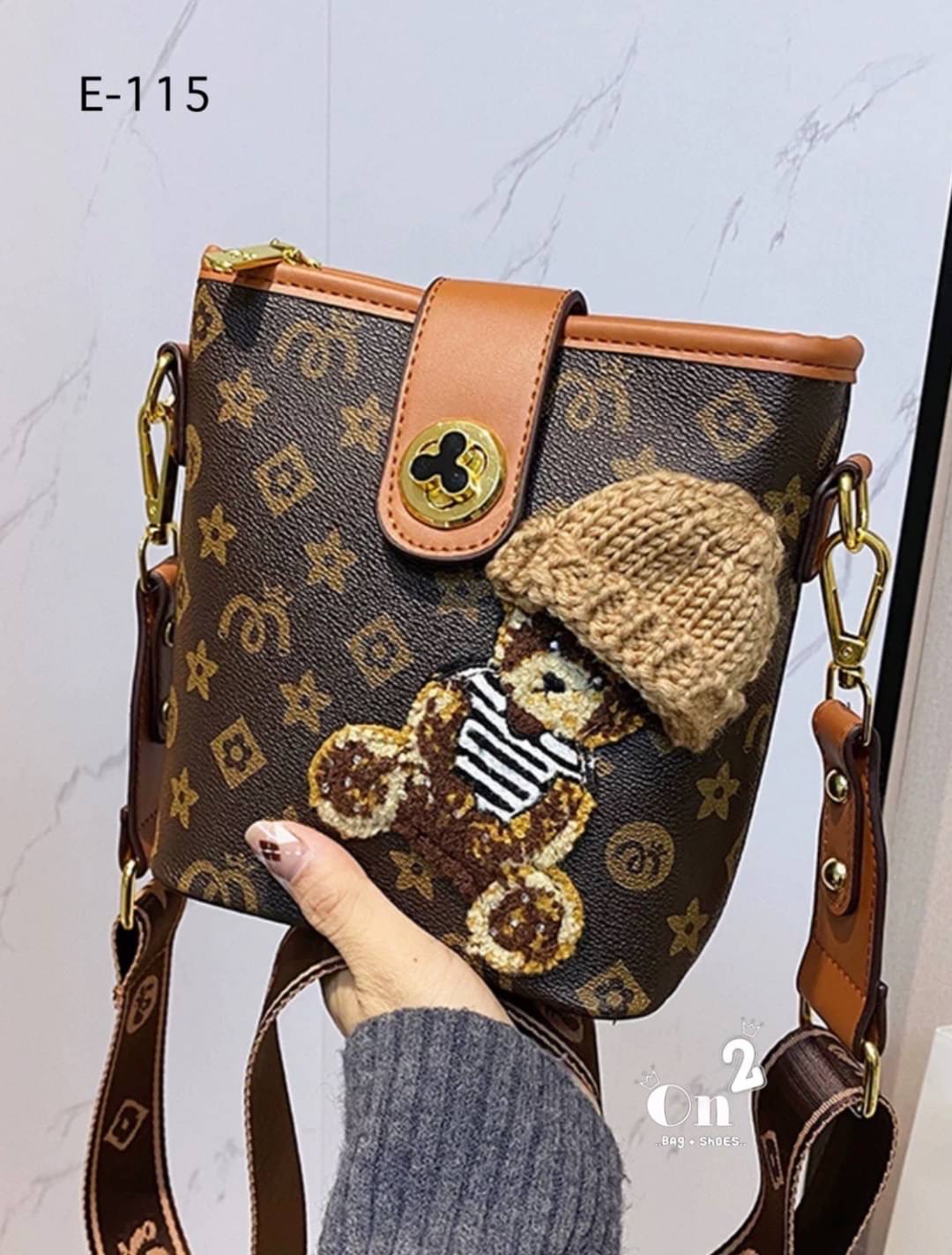 กระเป๋าสะพายแฟชั่นทรง tote งานสไตล์แบรนด์ หนังลายโมโนแกรม หน้าแต่งน้องหมีใส่หมวกน่ารักมากค่ะ ขนาดกำลังดีใช้งานง่าย มาพร้อมสายสะพายยาว