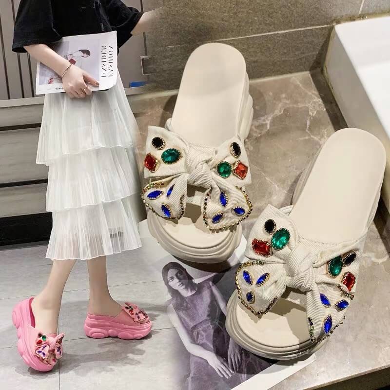 แบบขายดีรีพีท รองเท้าส้นเตารีดแบบบสวม วัสดุพื้นPUน้ำหนักเบาสูง9cm แบบสวมหนังแต่งผ้ายีนส์ติดอะไหล่คริสตัลหลากสีงานสวยเก็บเท้าเรียวแบบน่ารักใส่ได้เรื่อยๆค่า