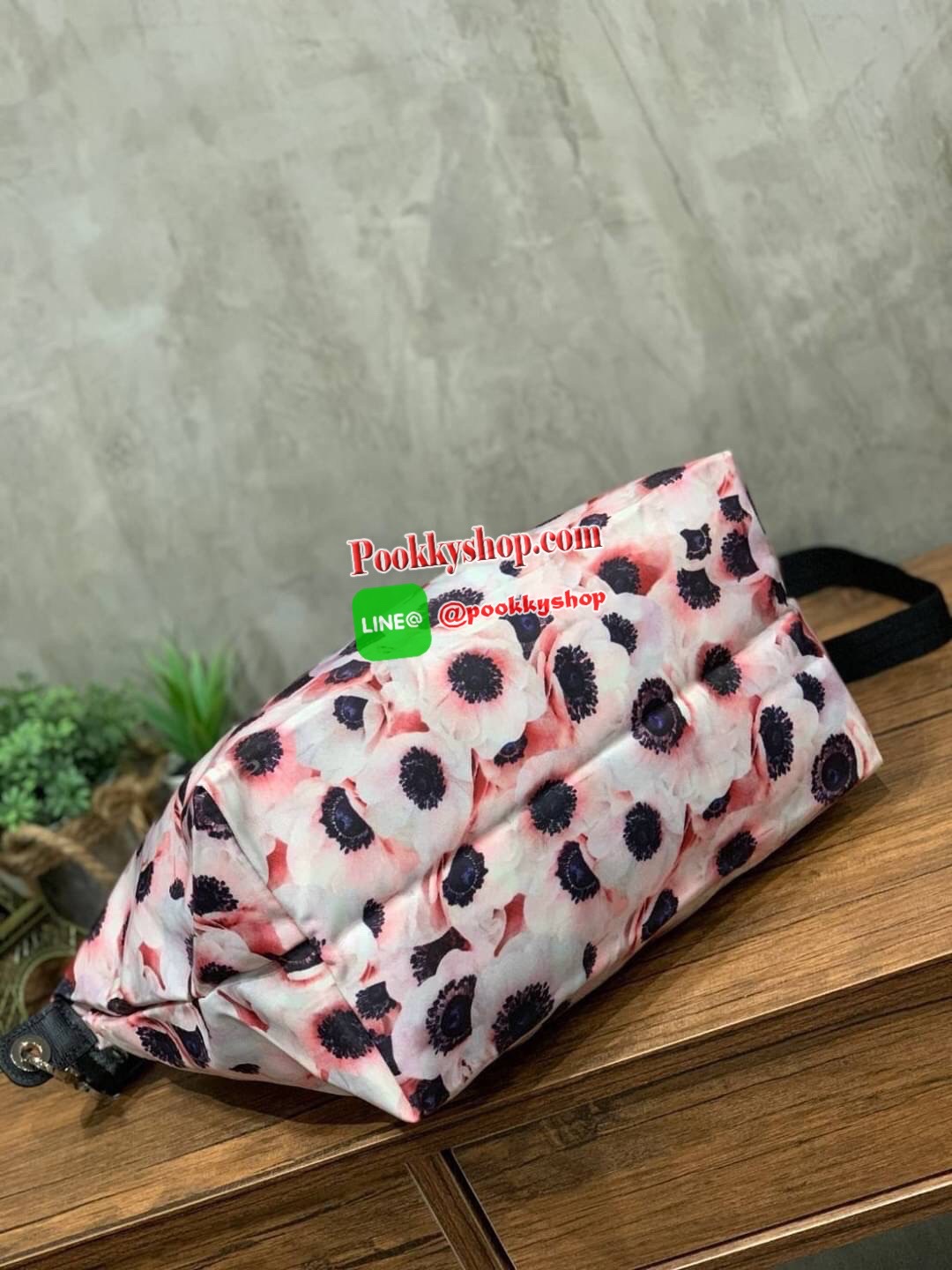 💕Longchamp Le Pliage Anémone Small &Medium อีกหนึ่งคอลเลคชั่นแบบสไตล์ Neo แบบพิมพ์ลาย ลวดลายบนกระเป๋าได้แรงบันดาลใจมาจากหญิงสาวปารีเซียงผู้หลงใหลในศิลปะ สื่อถึงเสน่ห์ของผู้หญิง วัยเยาว์ และความสดใส ได้อย่างแท้จริง นั่นคือ ดอกแอนนีโมนี (Anemones) ด