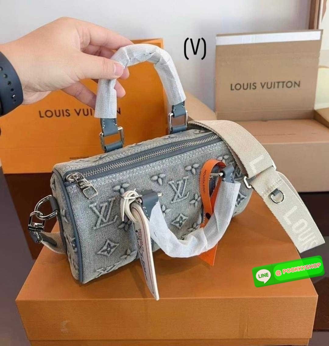 LV Bandouliere 25 Monogram Denim Bag กระเป๋าสะพายทรงหมอนเดนิมซีดสไตล์วินเทจ ปั้มนูนโลโก้ลายโมโนแกรม ใหม่ล่าสุด มาแรงม้าก! รุ่นลิมิเต็ดที่สาวๆควรได้มีสะสม ใช้งานง่ายด้วยหูจับในตัว ดีไซน์เรียบง่ายคลาสสิค หรู ดูผู้ดีแบบย้อนยุค สวย แซ่บ ได้ใช้ก่อนใคร ไม่อยากใ