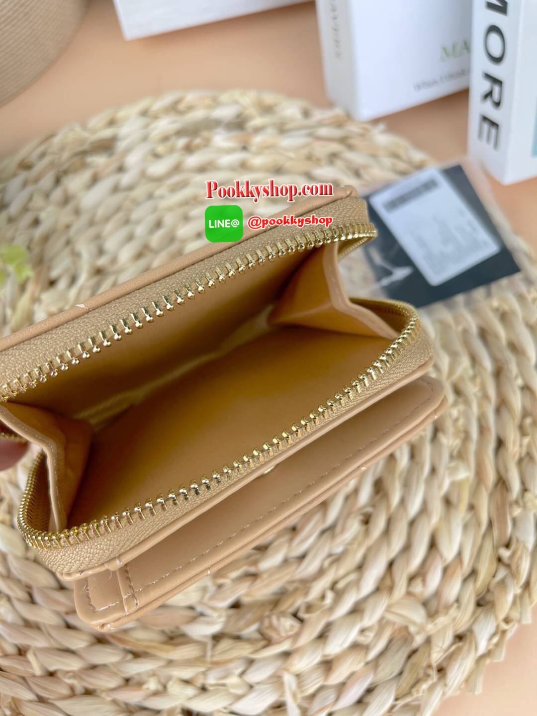 Lyn Decade Wallet กระเป๋าเงินใบสั้น รุ่นนี้สวยน่ารักมากๆ จับถนัดมือ มีฟังก์ชันให้ใช้ครบจบในใบเดียว! วัสดุหนังนุ่มมือ เดินด้ายทั้งใบเพิ่มดีเทล มีโลโก้สวยเด่นที่ด้านหน้า เปิดปิดแบบกระดุมแม่เหล็ก มีช่องใส่ธนบัตรได้ตามยาว ใส่แบงค์ไม่ต้องพับค่า ช่องการ์ด 6 ช่อ