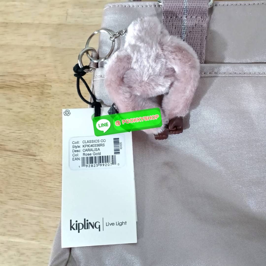 KIPLING Caralisa bag กระเป๋าถือหรือสะพาย วัสดุ Polyester เคลือบผิวกันน้ำ รุ่นใหม่จสก kipling เหมาะสำหรับวันทำงาน หรือ ใช้สะพายในชีวิตประจำวัน สามารถใส่กระดาษ A4 หรือ Ipad /Tablet ได้ถึง 11 นิ้ว