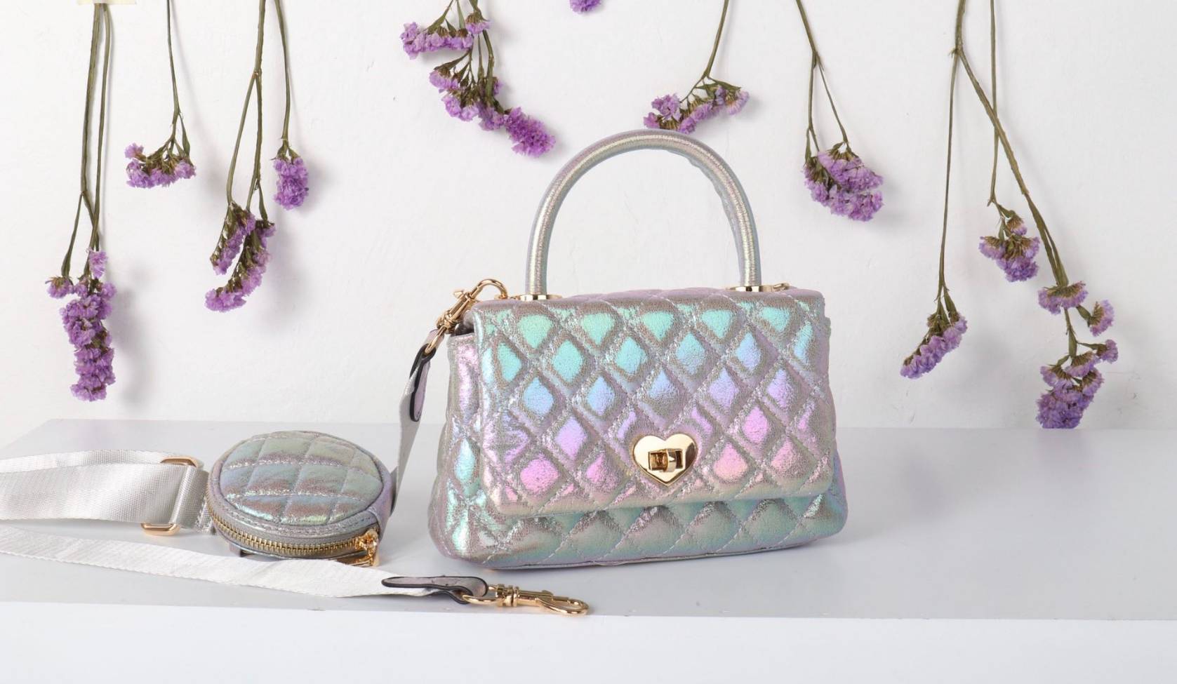 มาอีกรอบละจร้าาา สิ้นสุดการรอคอย COCO dream colour pearl วิ้งๆติดประกายทุกสี สวยหมดจดจริงๆ เพิ่มความน่ารักด้วยสายสปอรต์และกระเป๋ากลมใครเห็นเป็นต้องอิจฉา งานเนี๊ยบมากบอกเลย