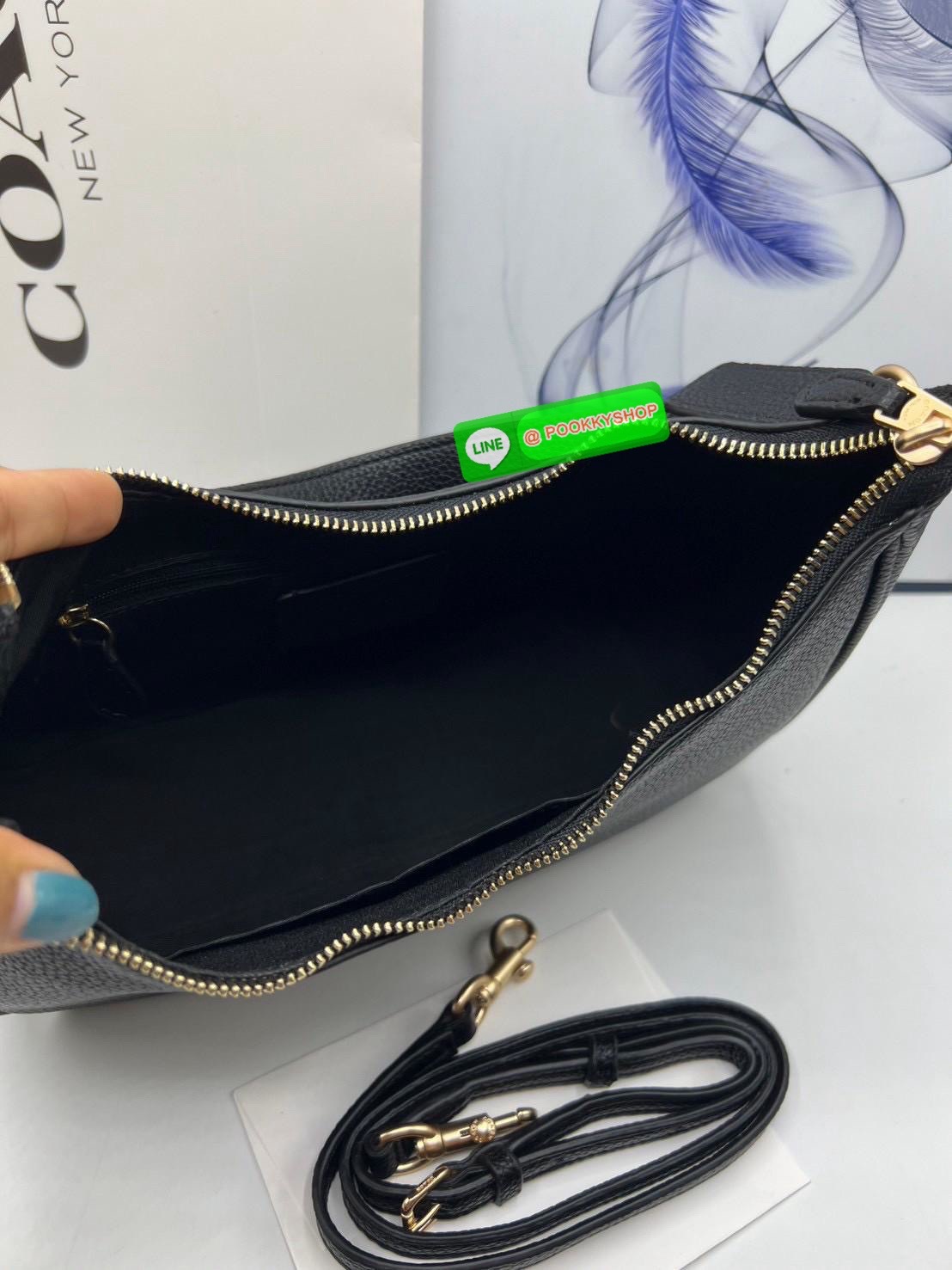 Coach Teri Hobo In Signature Canvas กระเป๋าคล้องไหล่และสะพายข้าง วัสดุแคนวาส+หนังแท้ เปิด-ปิดกระเป๋าแบบซิป ภายในโล่ง มีช่องซิป1ช่อง ช่องใส่ของจุกจิกอีก1ช่อง ด้านหลังมีช่องซิป1ช่อง มีสาย2เส้น สำหรับคล้องไหล่และสะพายข้าง