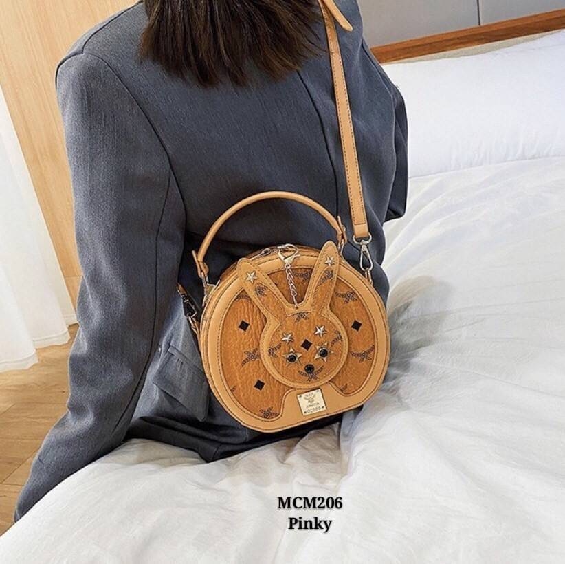 กระเป๋าสะพายทรงกลมสไตล์mcm งานนำเข้าน่ารักสุดๆ ทรงกลมแข็งแรง อยู่ทรง ซิปดี ด้านในกว้าง สายสะพายถอดได้ ถือก็น่ารัก เด่นสุดพร้อมด้วยปอมเข้ากัน แต่งหมุดแน่นๆ สวยอย่าบอกใคร