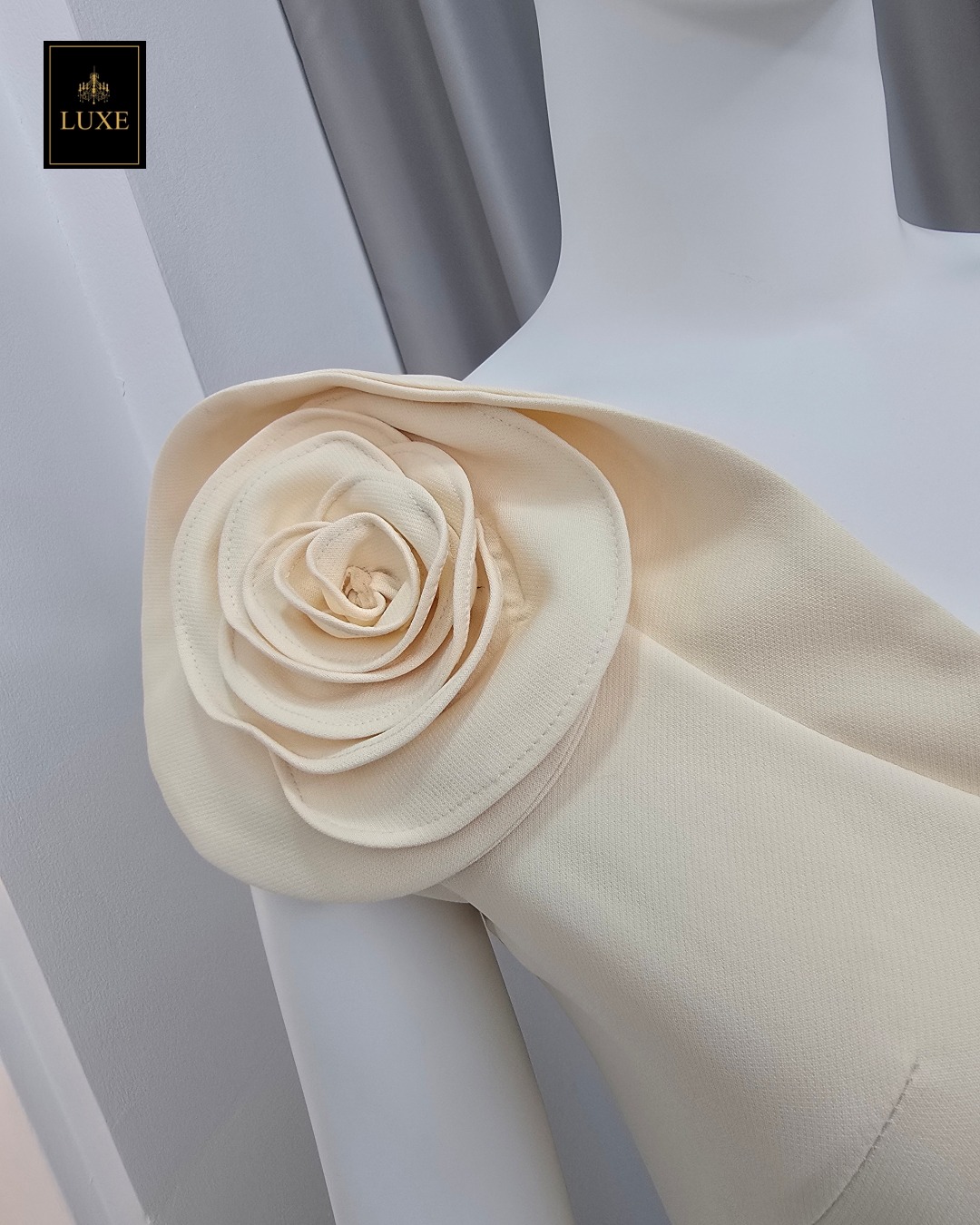 เดรสแฟชั่น เดรสเสื้อคอวีแขนกุด กระโปรงพลีทรอบตัว