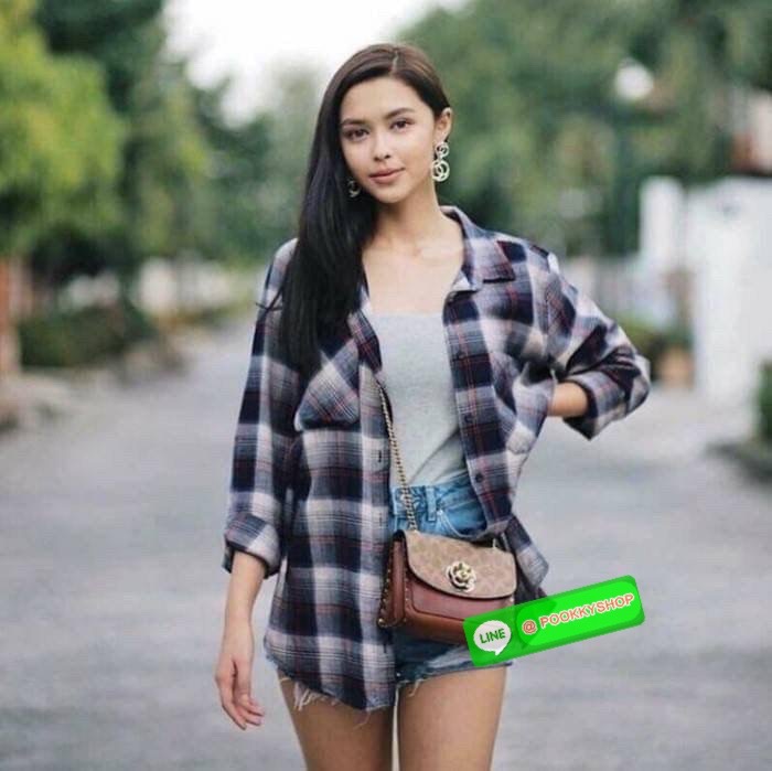 COACH PARKER 18 IN SIGNATURE CANVAS WITH RIVETS (COACH 30592) มาแล้วแม่ รุ่นที่สาวๆเรียกร้องถามหากันบ่อยๆ สุดหรูดูไฮโซมากแม่ ใครได้ไปรับรองหลงรักไม่ผิดหวังคะ วัสดุหนังแท้ สลับหนังแคนวาส รูปทรงสวย ตัวล๊อคกระเป๋าเป็นรูปดอกไม้ด้านหน้าที่เป็นเอกลักษณ์ มาพร้อม