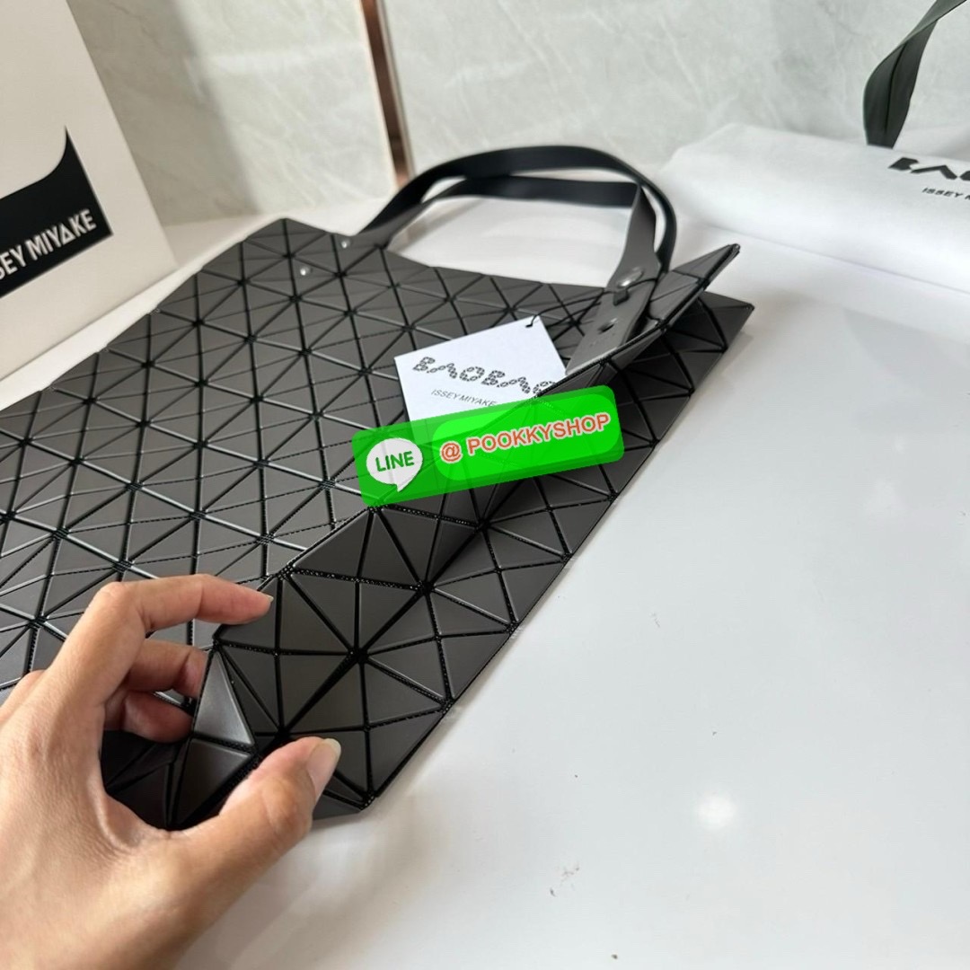 BAO BAO PRISM PLUS Handbag (Large) 🔖กระเป๋าถือจากแบรนด์ BAO BAO ISSEY MIYAKE ดีไซน์คลาสสิกทรงสี่เหลี่ยม มาพร้อมลวดลายสามเหลี่ยมที่มีมิติ 🔖วัสดุ: โพลีเอสเตอร์ ผสมหนัง 🔖 ปากกระเป๋าเปิด ซับในเป็นไนลอน มีช่องกระเป๋าด้านในและหูหิ้วกระเป