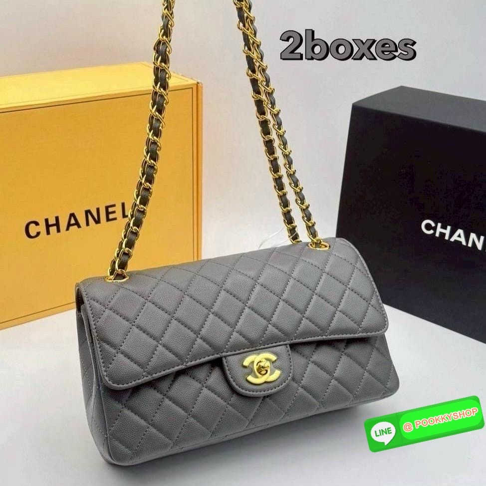CHANEL Classic Bag 25cm สีใหม่เข้าเพิ่ม สวยละมุน สวยสดใสแบบสับ สวยตัวแม่ต้องมี กระเป๋าสะพายข้าง รูปทรงคลาสสิค หรูหรา เปิด-ปิดกระเป๋าด้วยตัวบิดล็อค ภายในกระเป๋ามีฝาปิดอีก 1 ชั้น โลโก้เด่น คม ชัด!! สะพายได้ 2 แบบ เป็นเส้นคู่สะพายไหล่ หรือเส้นเดี่ยวสะพาย cro