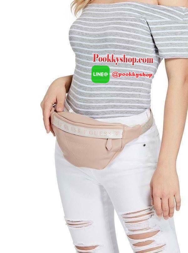 GUESS GESABEL GYM FANNY PACK กระเป๋าหนังคาดเอว/อก ด้านหน้าปั๊มโลโก้แบรนด์ทรงสามเหลี่ยม ตัวกระเป๋าเปิดปิดด้วยซิปใช้งานง่าย มี 2 ช่องซิป มีลูกเล่นซ่อนซิปหน้าคาดปิดด้วยสายพิมพ์โลโก้ ภายในกระเป๋าโล่งกว้าง สามารถใส่มือถือได้ทุกรุ่น จุของได้เยอะ รับรองถูกใจสาวๆ