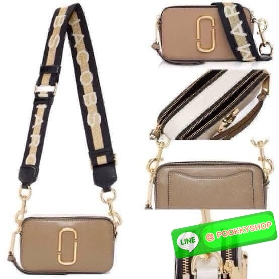 Marc Jacobs Snapshot Bag กระเป๋าแบรนด์ดังจากสัญชาติอเมริกัน นับได้ว่ารุ่นนี้เป็นรุ่นทรงฮิตของ marc jacobs เลยทีเดียว โดยด้านหน้ากระเป๋าจะเป็นโลโก้แบบโลหะที่เป็นสัญลักษณ์ของแบรนด์นี้ มาพร้อมสายสะพายที่จะสะพายยังไงก็ดูโดดเด่น เพราะขนาดใหญ่ที่สกรีนตัวอักษร m