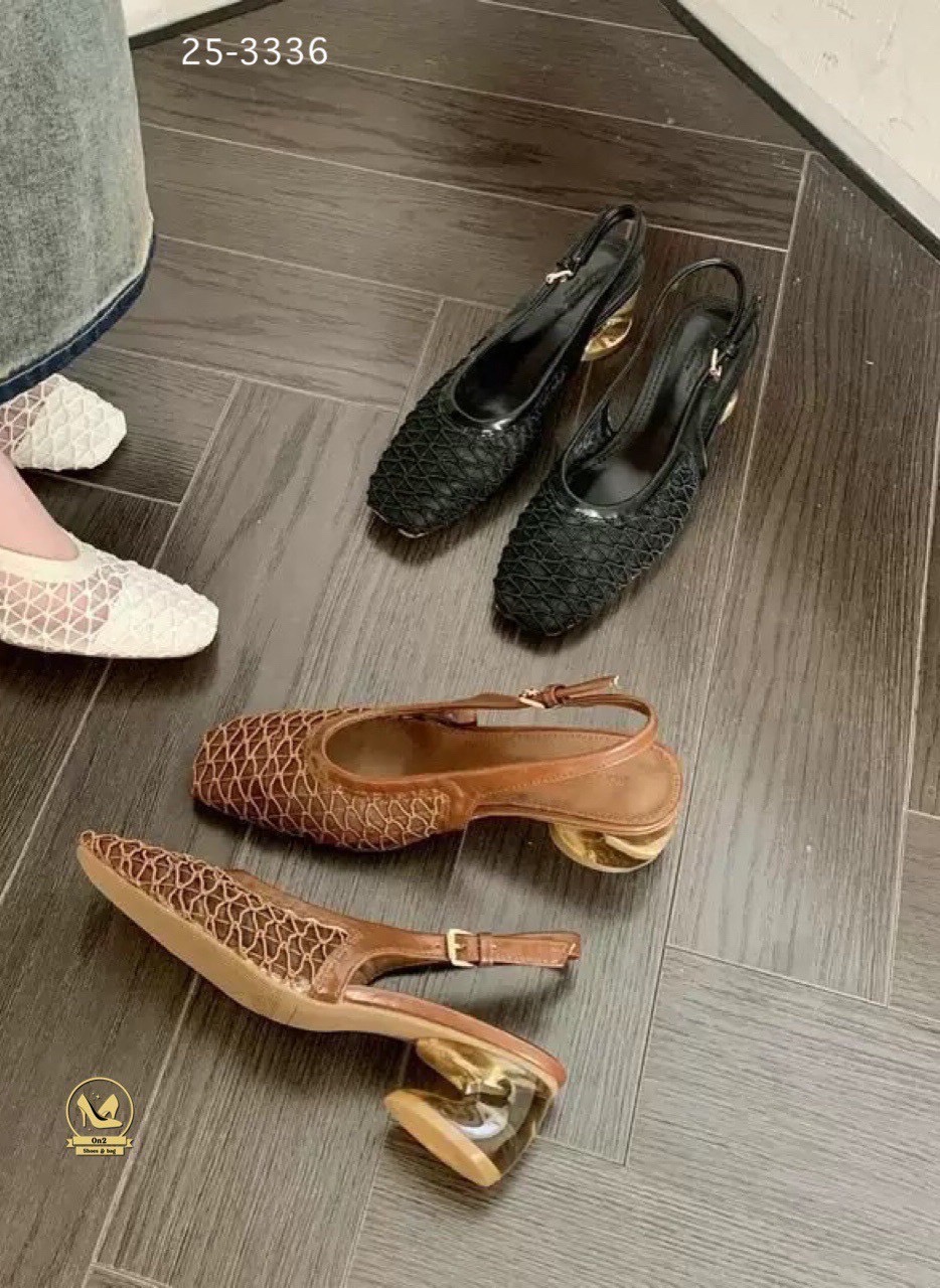 รองเท้าทรงบัลเล่ต์ ส้นสูงรัดส้น สวย หรู ดูดี มีสไตล์ ตอบโจทย์สาว ๆ ที่มองหาความสบายแต่ยังคงความแฟชั่น ด้วยดีไซน์หัวเหลี่ยมและ ส้นแก้วทรงกลม ที่เป็นเอกลักษณ์ ทำให้ดูทันสมัยและโดดเด่นไม่ซ้ำใคร