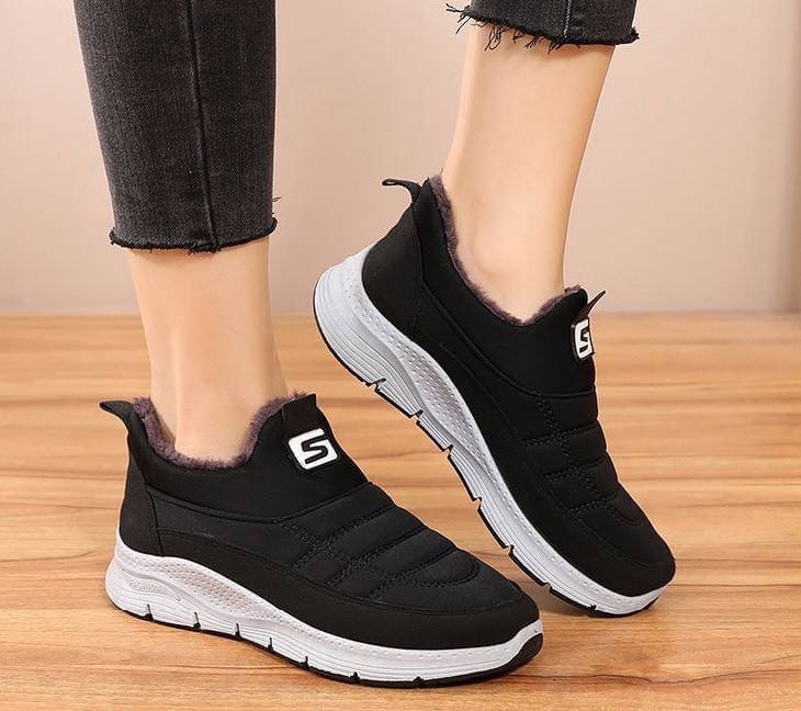 ลมหนาวมาแล้วว ของมันต้องมี!! Item อุ่นสบายถนอมเท้า รองเท้าสลิปออน วัสดุ pu ผสมเนื้อผ้าไมโครไฟเบอร์บุฟูกนุ่ม พื้น 1.5" แต่งโลโก้หน้าเพิ่มความโดดเด่น ภายในรองเท้าบุขนนุ่มมากก พื้นรองเท้าเป็นยางพารายึดเกาะดีเยี่ยมเดินไม่ลื่น ดีไซน์เรียบๆสบายตาทรง SPORT