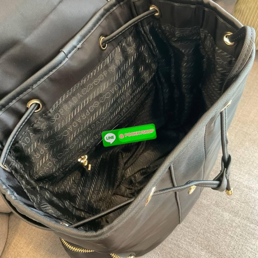 NEW ARRIVIAL กระเป๋าเป้ทรงสวย Prada Nylon Backpack With Pocket วัสดุผ้าไนล่อน กันน้ำเนื้อหนาอย่างดี ใบนี้ ดีไซต์สวยเก๋ เป้แบบหูรูด ทรงสวยน่ารัก อะไหล่ทองทั้งใบ เปิดปิดด้วยกระดุมแม่เหล็ก ด้านข้างมีกระเป๋าอีก 2 ช่อง ด้านในมีป้ายโลโก้บุด้วยผ้าแบรนด์หนาอย่างด