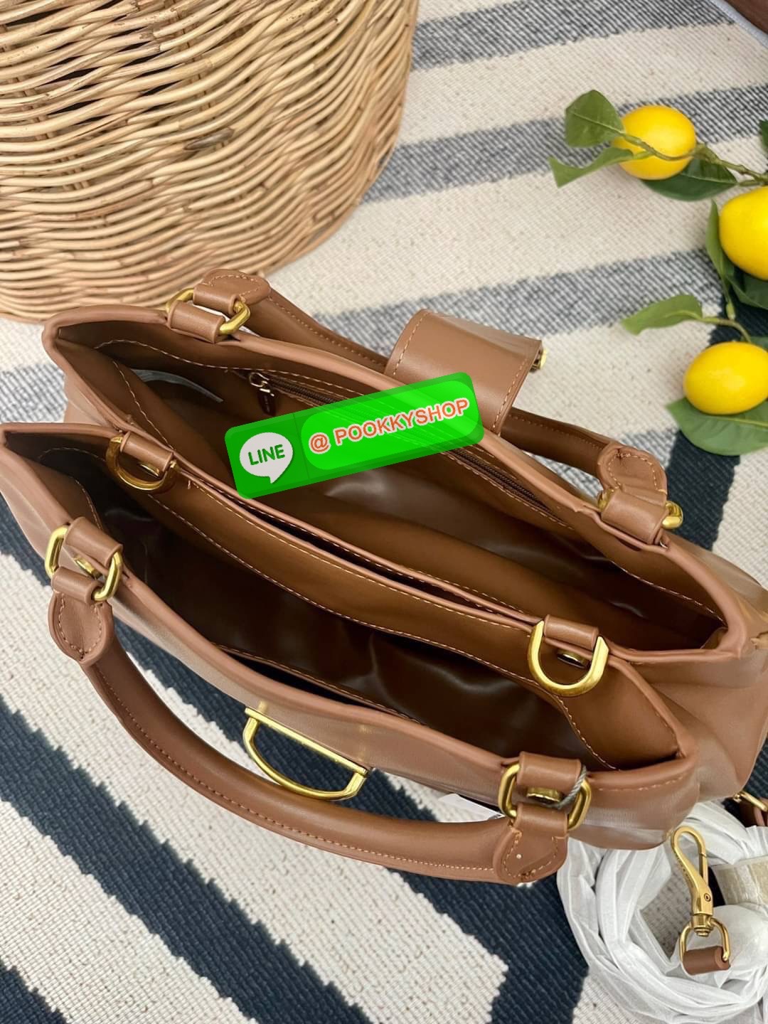 Charles & Keith Buckled Tote Bag กระเป๋าถือทรงเก๋สะดุดตาตกแต่งสายคาดพร้อมหัวเข็มขัดให้กระเป๋าดูโดดเด่นทันสมัย วัสดุหนังเรียบ หูหิ้วกระเป๋าสามารถพับได้ เปิดปิดแบบตัวเข็มขัดด้านหน้า ด้านในกว้าง พกพาของใช้จำเป็นได้อย่างครบถ้วน เช่น กระเป๋าเงินใบยาว โทรศัพท์