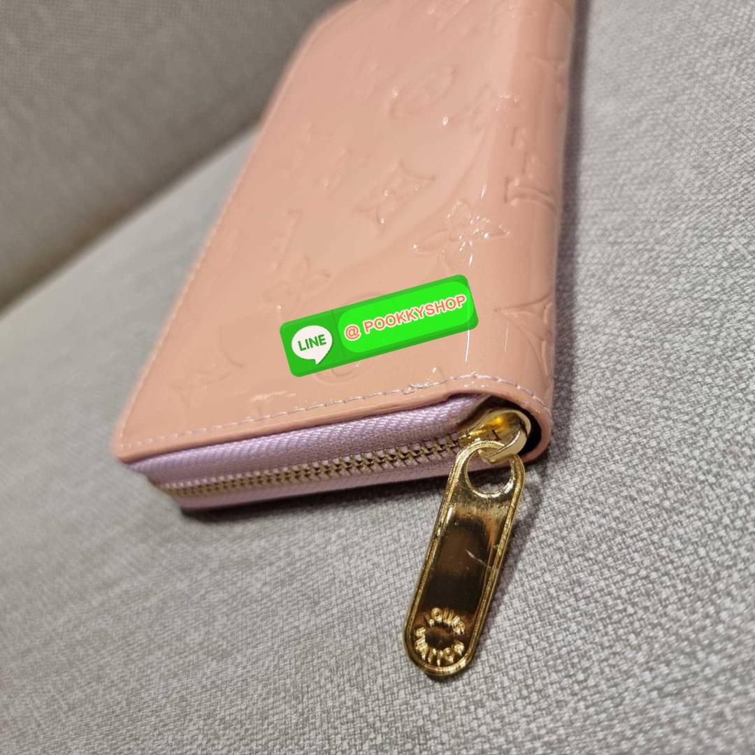 NEW IN!! LV long zip wallet with gwp กระเป๋าสตางค์พรีเมี่ยมกิ๊ฟ ดีไซน์ล่าสุด หนังแก้ววิบวับ หรูหรามาก ใบยาวขนาดกำลังเหมาะมือ ถือแล้วขับผิว ถือออกงานก็คือเลิศ วัสดุหนังแก้วเคลือบผิวกลิตเตอร์ เล่นกับแสงสวยมาก เปิด-ปิดด้วยซิปรอบ ภายในมีช่องใส่บัตรเยอะมาก มีช