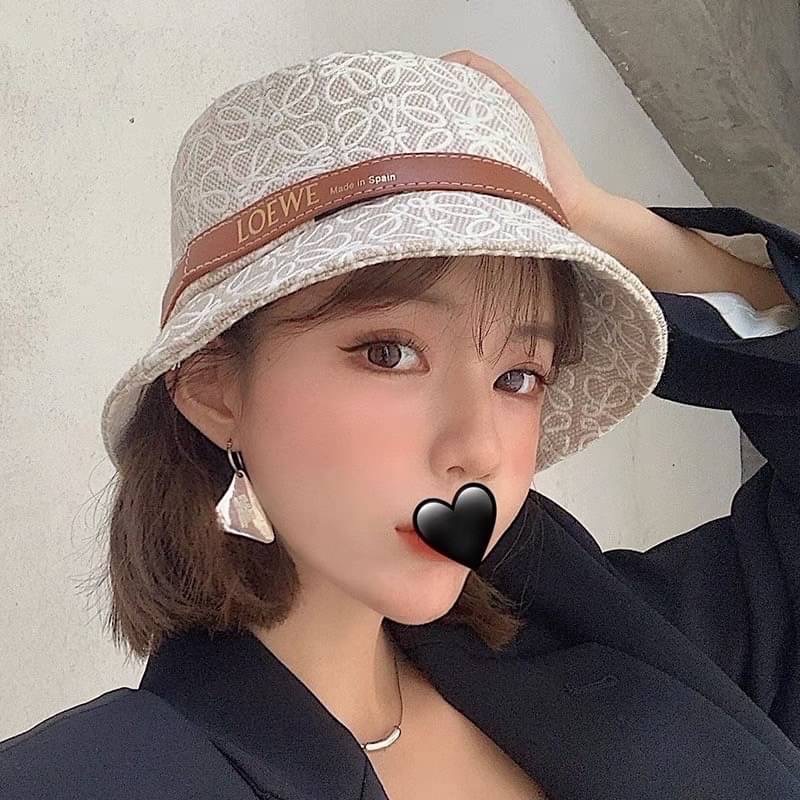 NEW ARRIVAL!!! 👑LOEWE ANAGRAM COTTON & LEATHER BUCKET HAT👑 หมวกบัคเก็ตงานใหม่ชนชอป LOEWE ผ้าลายโลโก้ คาดด้วยสายหนังสีน้ำตาลโลโก้สีทอง มีซับด้านใน สาวๆห้ามพลาดเลยคร่าา