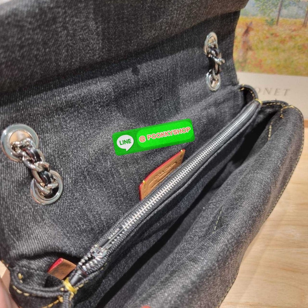 COACH CR704 TABBY SHOULDER BAG 26 WITH QUILTING 🔆 Details ไอเท็มใหม่ ตัวแม่แบบฉ่ำ สวยทำถึง! ต้อนรับซัมเมอร์ให้โดดเด่นกว่าใคร กับกระเป๋าสะพายไหล่ดีไซน์หรูหรา มีดีเทลสวยงามด้วยการเดินด้ายลวดลายตัดกับกระเป๋า เปิด-ปิดด้วยอะไหล่แบบกระดุม ภายในมีช่องเยอ