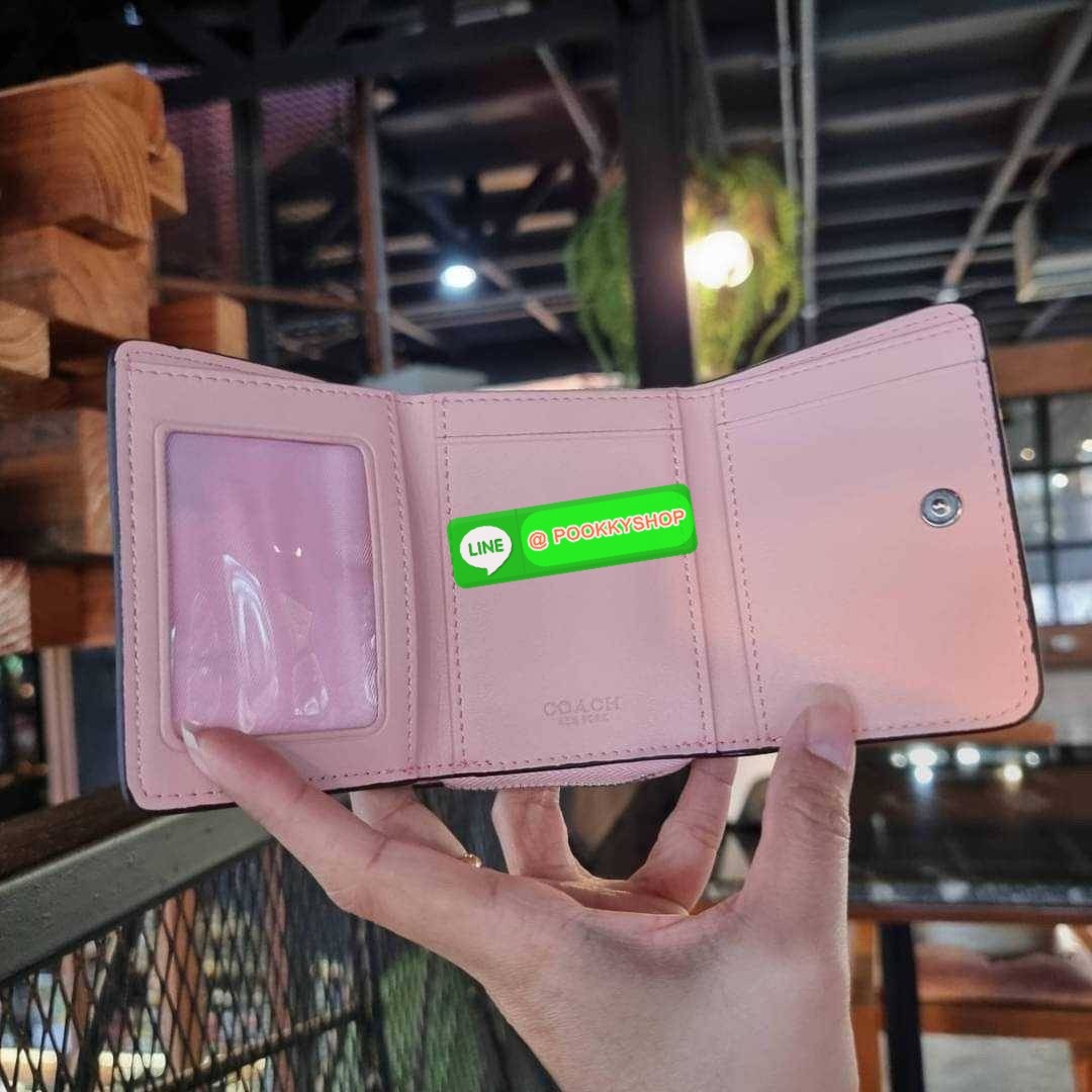 COACH 7331 SMALL TRIFOLD WALLET IN SIGNATURE CANVAS สวยคลาสสิค พกพาง่าย ใบเล็กน่ารักน่าใช้ ต้องยกให้ใบนี้จ้า ตอบโจทย์คนชอบพกน้อยที่สุด!! กระเป๋าสตางค์ใบสั้นหนังแคนวาสเคลือบคุณภาพดี ภายในเป็นหนังแท้ ใส่บัตร ใส่ธนบัตรได้ทุกชนิด มีช่องซิปแยก ใบเดียวใบนี้คือเ