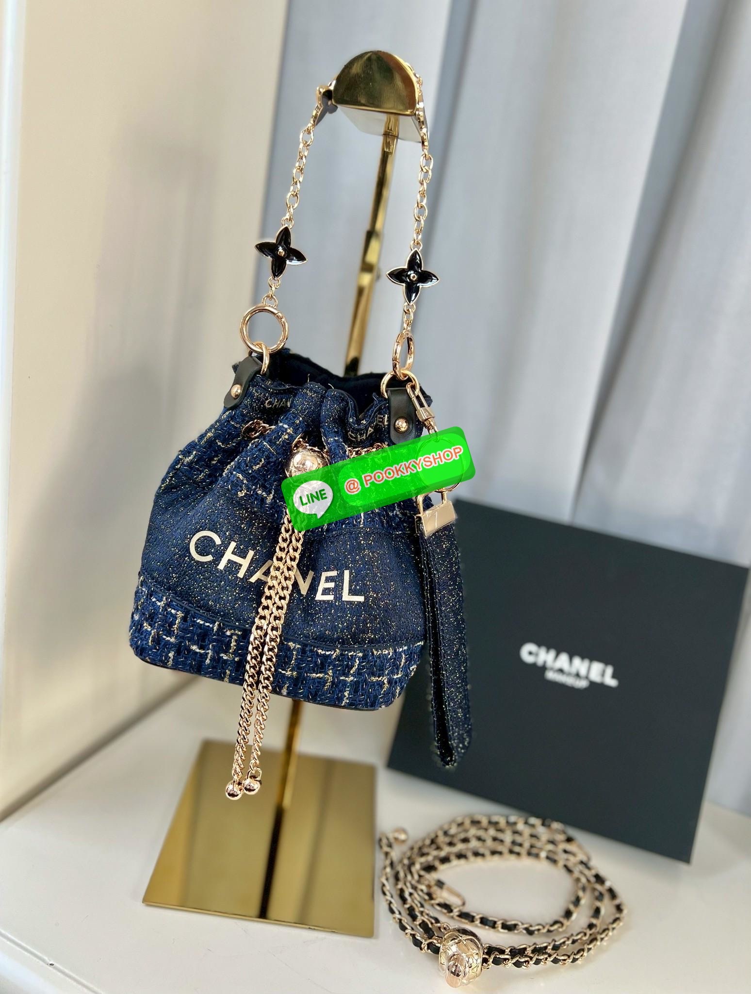 NEW NEW NEW **สินค้าเข้าใหม่** รุ่นนี้บอกเลยว่าสวยทุกอนุ หิ้วไปไหนมาไหนคือเริ่ดไปเลยค่าา CHANEL BUCKET TWEED WITH CHAIN BAG ((Premium gift make up ตปท.)) มีป้ายNot for sale 🔖พร้อมส่งค่าสาวๆ รอบนี้ได้มาไม่เยอะ! กับกระเป๋าขนาดกลางกำลังดี วัสดุผ้าTwe