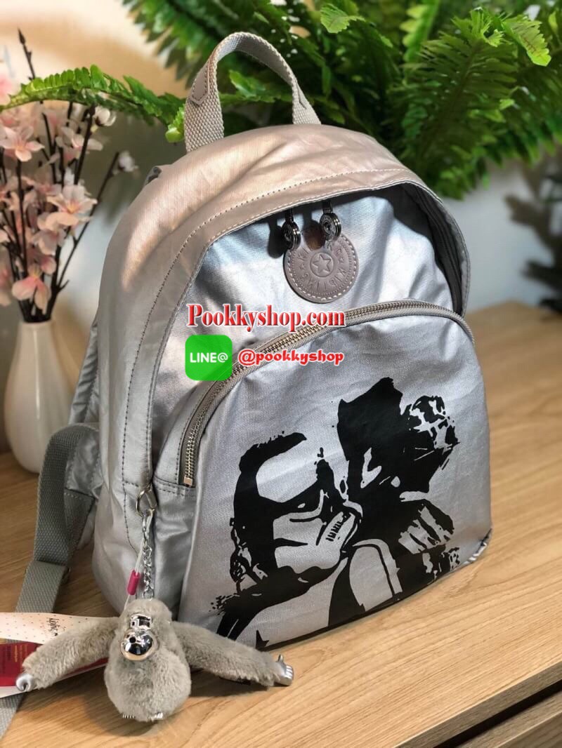 Kipling Disney's Backpack collection สุดน่ารักจากแบรนด์ kipling ขนาดกำลังน่ารักพอเหมาะสำหรับใส่ของระหว่างวัน และช่องจัดเก็บอีกหลากหลายรูปแบบ ดีไซน์สวยนับเป็นอีกหนึ่งกระเป๋าเป้ที่พร้อมให้คุณได้สะพายออกไปข้างนอกได้ทุกวันอย่างมั่นใจ เพราะแมทช์เข้ากับทุก