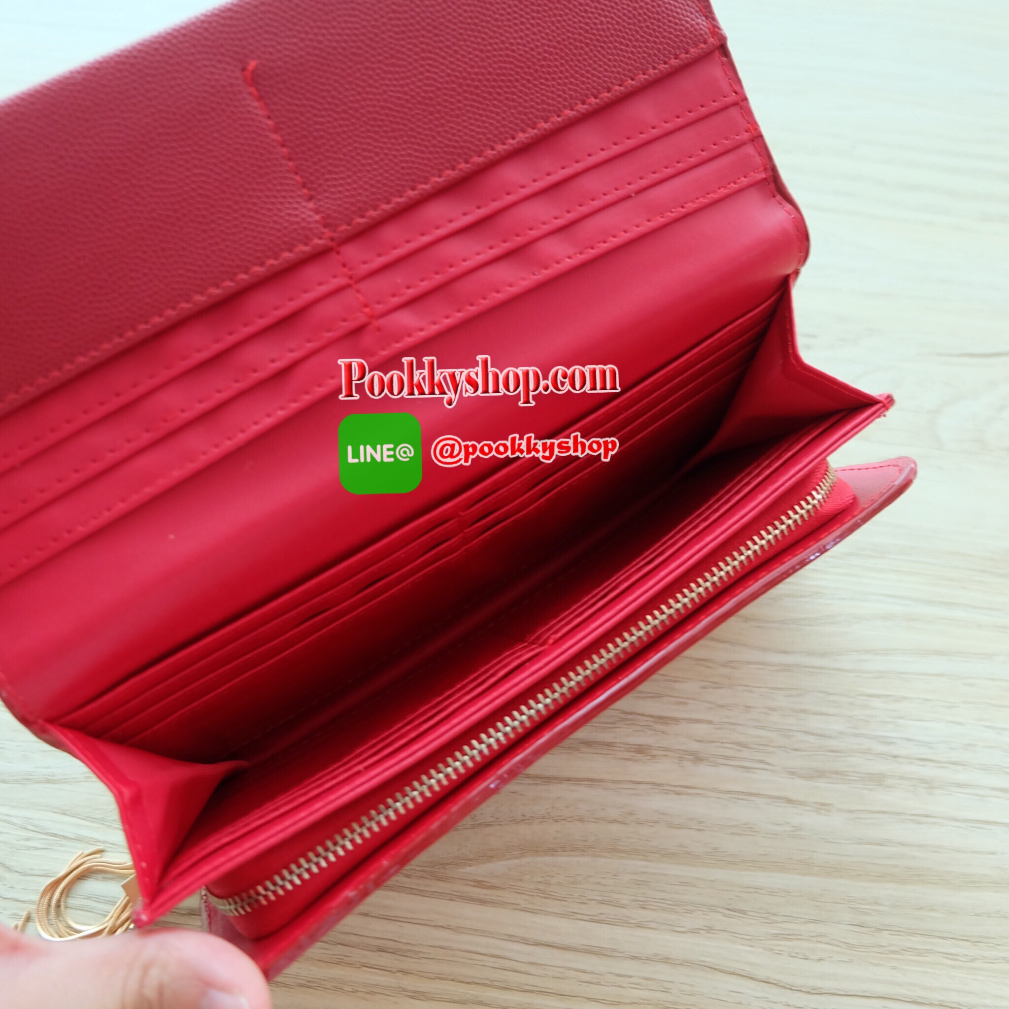 Charles & Keith Tassel Long Wallet กระเป๋าสตางค์ใบยาว วัสดุหนังลายคาร์เวียร์ ตกแต่งด้วยพู่สีทอง เปิด – ปิดกระเป๋าด้วยเเม่เหล็กแบบซ่อน ภายในมีช่องใส่บัตร ช่องซิปใส่เหรียญ และช่องใส่ธนบัตร ใส่ iPhone 7+ ได้ค่ะ ด้านหลังมีช่อง 1 ช่อง