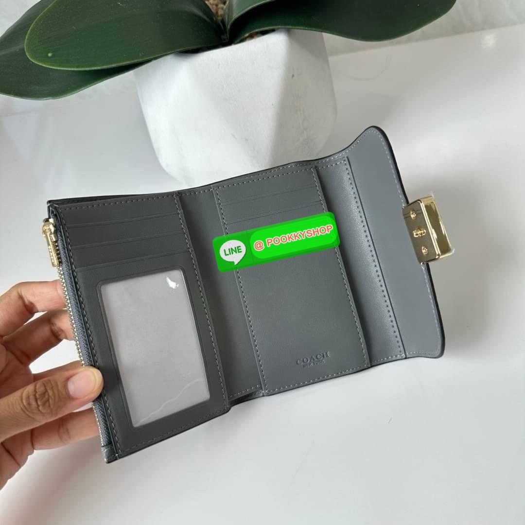 Coach Medium Grace Wallet (Cl421) 🔖กระเป๋าสุดหรูใบกลาง ขนาดกำลังดีกระทัดรัด 🔖วัสดุ : pebble leather 🔖ภายในมีช่องใบบัตรเครดิต 6 ช่อง มีช่องใส่เหรียญแยก สามารถใส่ธนบัตรแบงค์พันได้คะ
