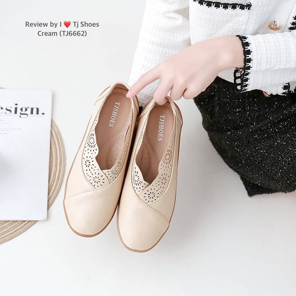 พร้อมส่งรองเท้าเพื่อสุขภาพ ที่ทั่งเกร๋ทั้งน่ารักสุดๆ รองเท้ารุ่นนี้เป็นงานสั่งทำพิเศษ หนังนิ้มนิ่ม มีรูระบายอากาศใส่แล้วเท้าไม่อับ น้ำหนักเบา ใส่นุ่มเดินทั้งวันได้สบายมากๆ ส้นยางเกรดพรีเมี่ยมอย่างดี แมทกับชุดอะไรก็เกร๋ เป็นรุ่นแนะนำ ซื้อไปรับรองไม่ผิดหวัง