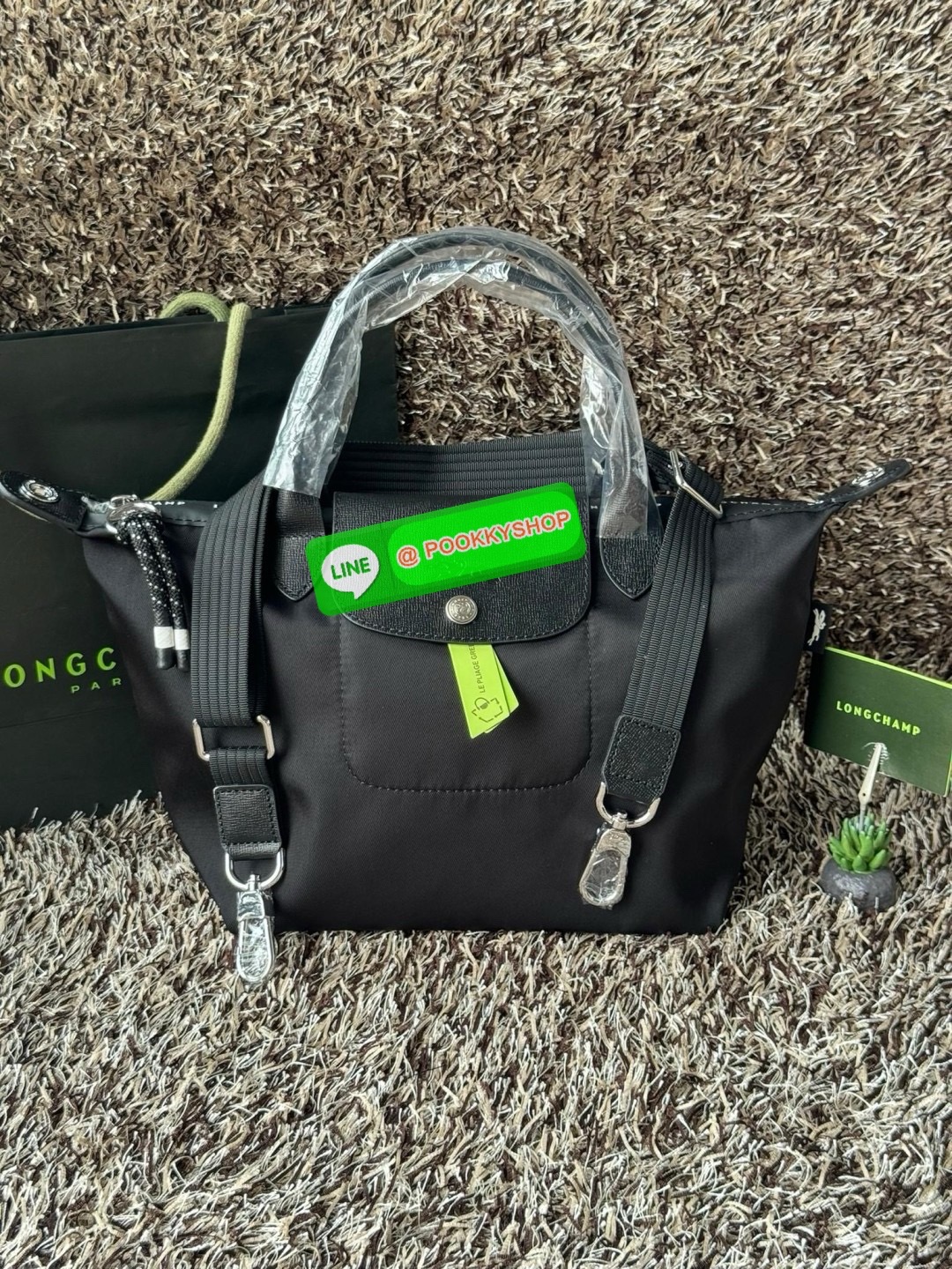 Longchamp LE PLIAGE ENERGY S HANDBAG LE PLIAGE รีไซเคิล ECONYLสไตล์สปอร์ต ทันสมัย และใช้งานได้จริง น้ําหนักเบา กระเป๋าใบนี้เป็นเครื่องประดับที่มีเสน่ห์ในอุดมคติที่จะติดตามคุณในทุกกิจกรรมยามเย็นของคุณ มาพร้อมกับสายสะพายไหล่ปรับได้ สามารถพกพาได้ ทั้งแบบถือแ