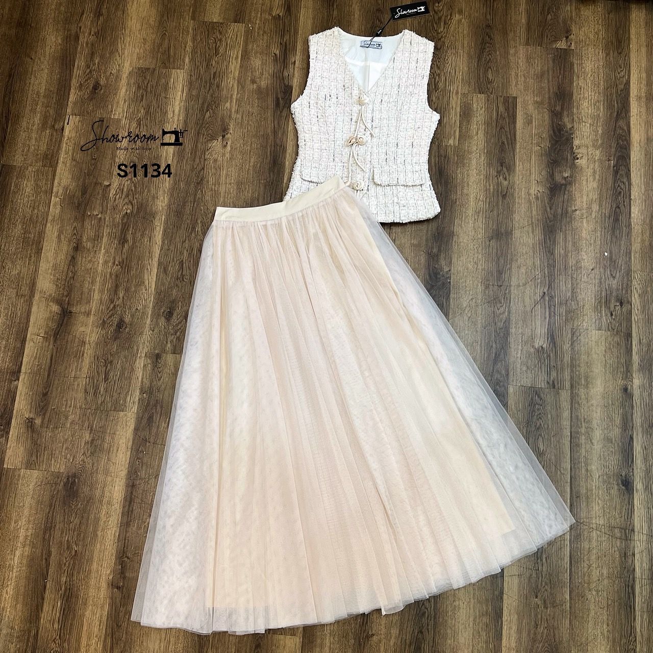 ชุดเซทแฟชั่น เซ็ตเสื้อคอวีแขนกุดผ้าทวีต มาพร้อมกระโปรงผ้ามุ้งยาวดีไซน์เก๋