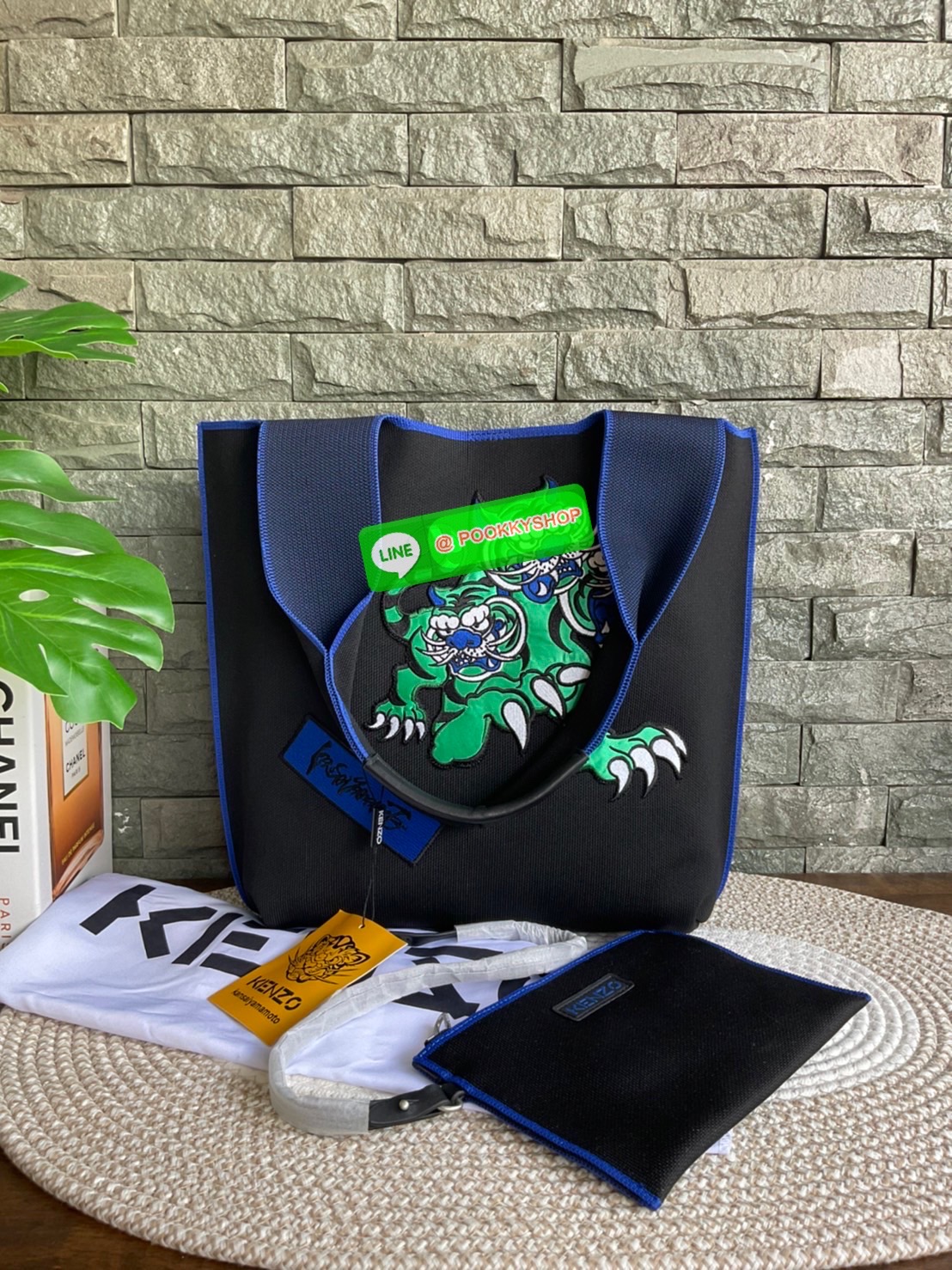 🚚 พร้อมส่ง 🚚 KENZO X KANSAI YAMAMOTO TIGER TOTE BAG กระเป๋าสะพายไหล่ ทรง โท้ทิสี ดำ และ น้ำเงินเข้ม x คันไซ ยามาโมโตะ Three Tigers จาก KENZO โดดเด่นด้วยลวดลายปัก วัสดุเป็นผ้าอย่างหนานุ่มคุณสมบัติพิเศษเฉพาะแบรนด์ น้ำหนักเบามากๆ หูหิ้วด้านบน