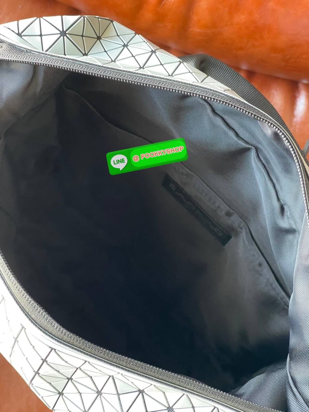 BAO BAO ISSEY MIYAKE LARGE BACKPACK ผู้ที่มักใช้งานกระเป๋าเป้ในชีวิตประจำวัน ส่วนมากจะอยู่ในวัยนักเรียน-นักศึกษาหรือวัยทำงาน ซึ่งรุ่นนี้ตอบโจทย์การใช้งานได้เป็นอย่างดี เป็นเป้ที่มีช่องสำหรับใส่สัมภาระประมาณหนึ่ง เพื่อให้สามารถจัดเก็บสิ่งของได้อย่างเป็นระเ