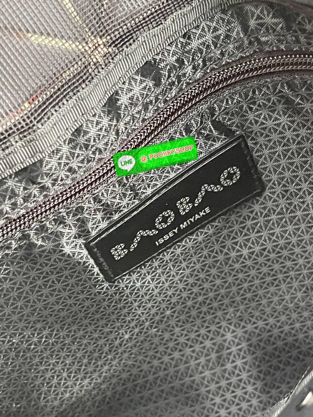 Baobao Issey Miyake Creature Geo Flat Tote Bag คอลเลคชั่นใหม่ล่าสุด ที่ผสมผสานแพทเทิร์นลวดลายใหม่อันน่าสนใจเอาไว้ เป็นซีรีส์ที่ถ่ายทอดถึงความงดงามของรูปทรงที่เคลื่อนไหวอย่างอิสระ ซึ่งถูกรังสรรค์ขึ้นตามห้วงอารมณ์อย่างไม่มีรูปแบบ ตำแหน่งการจัดวางแพทเทิร์นขอ