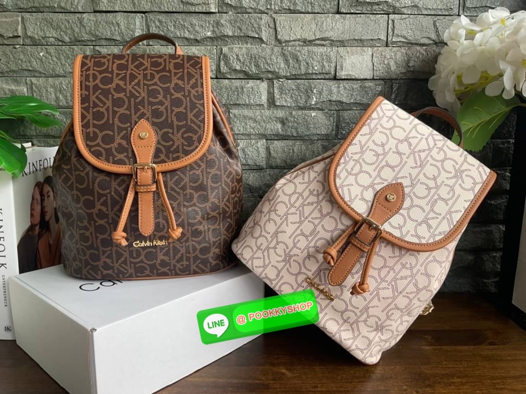 Calvin Klein Monogram Backpack Must Have!! 💕เป็นอีกหนึ่งรุ่นของมันต้องมี สวยหรูดูแพงมาก สำหรับรุ่นนี้ และมีฟังชั่นช่องการใช้งานที่น่าใช้ที่สุด!!! 💕 กระเป๋าสะพายเป้รุ่นใหม่ชนช้อป รุ่นยอดนิยม วัสดุ PVC คุณภาพดี หนังนิ่มสวย ฐานกระเป๋าแข็ง ตั้