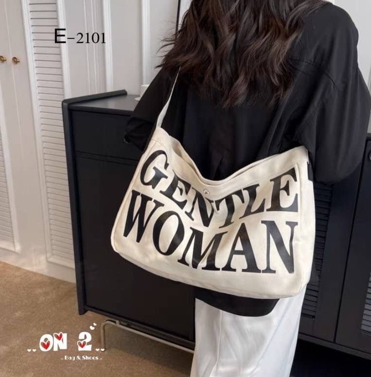 กระเป๋าผ้าแคนวาสนิ่ม Gentlewoman เป็นกระเป๋าผ้าStreet Fashion มีซิปและกะดุมปิดใช้งานได้ทุกวันเบาสบายสายยาวใบใหญ่จุใจค่ะ