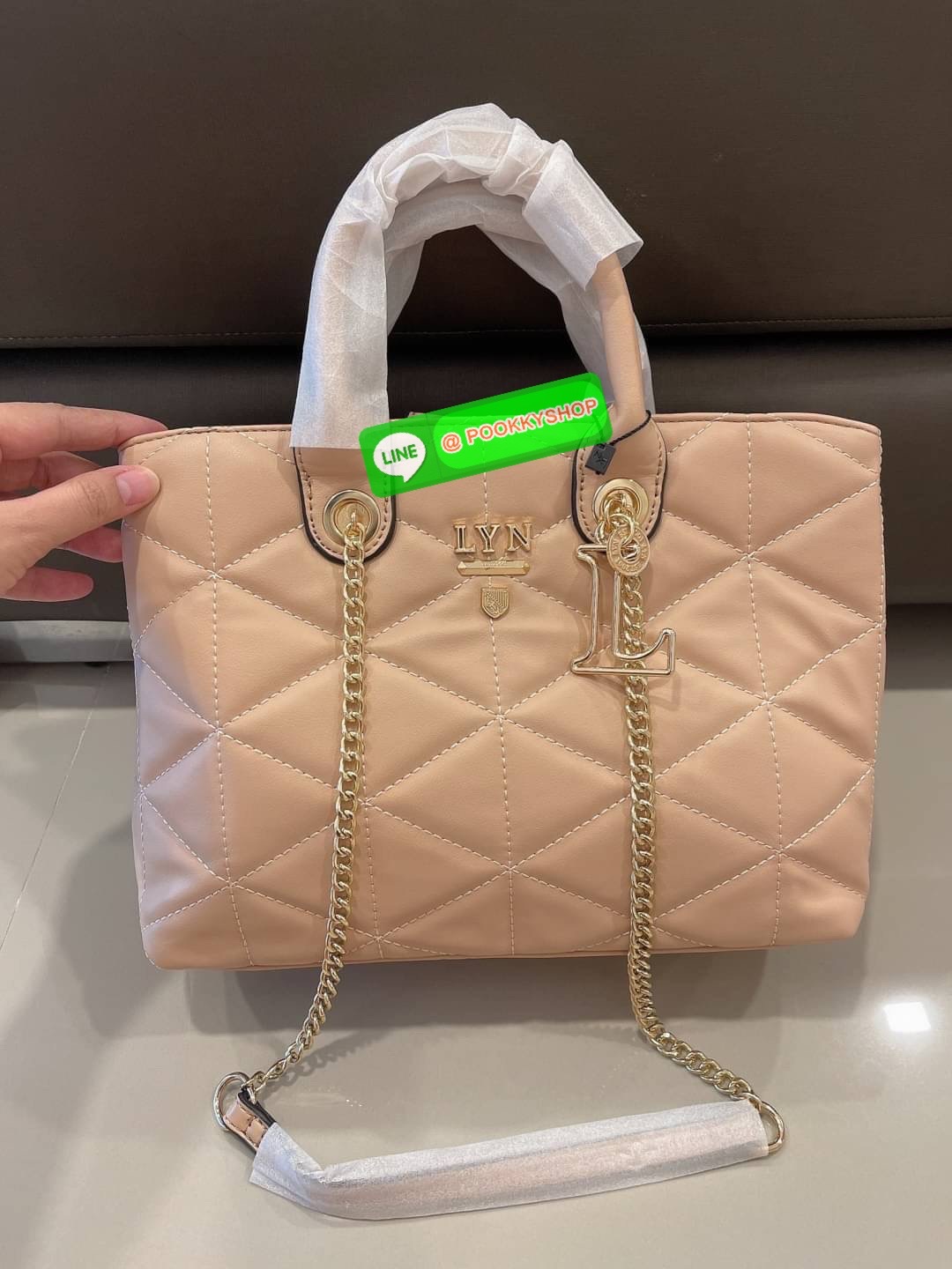 Lyn ทรงถือ/สะพายไหล่ เปิด/ปิดกระเป๋าด้วยกระดุมแม่เหล็ก มี 2 ช่องใช้งานใหญ่ๆ ตรงกลางมี 1 ช่องซิป ช่องลับอีก 2 ช่อง มีหมุดรองฐาน 4 จุด อะไหล่ทองหรูๆ