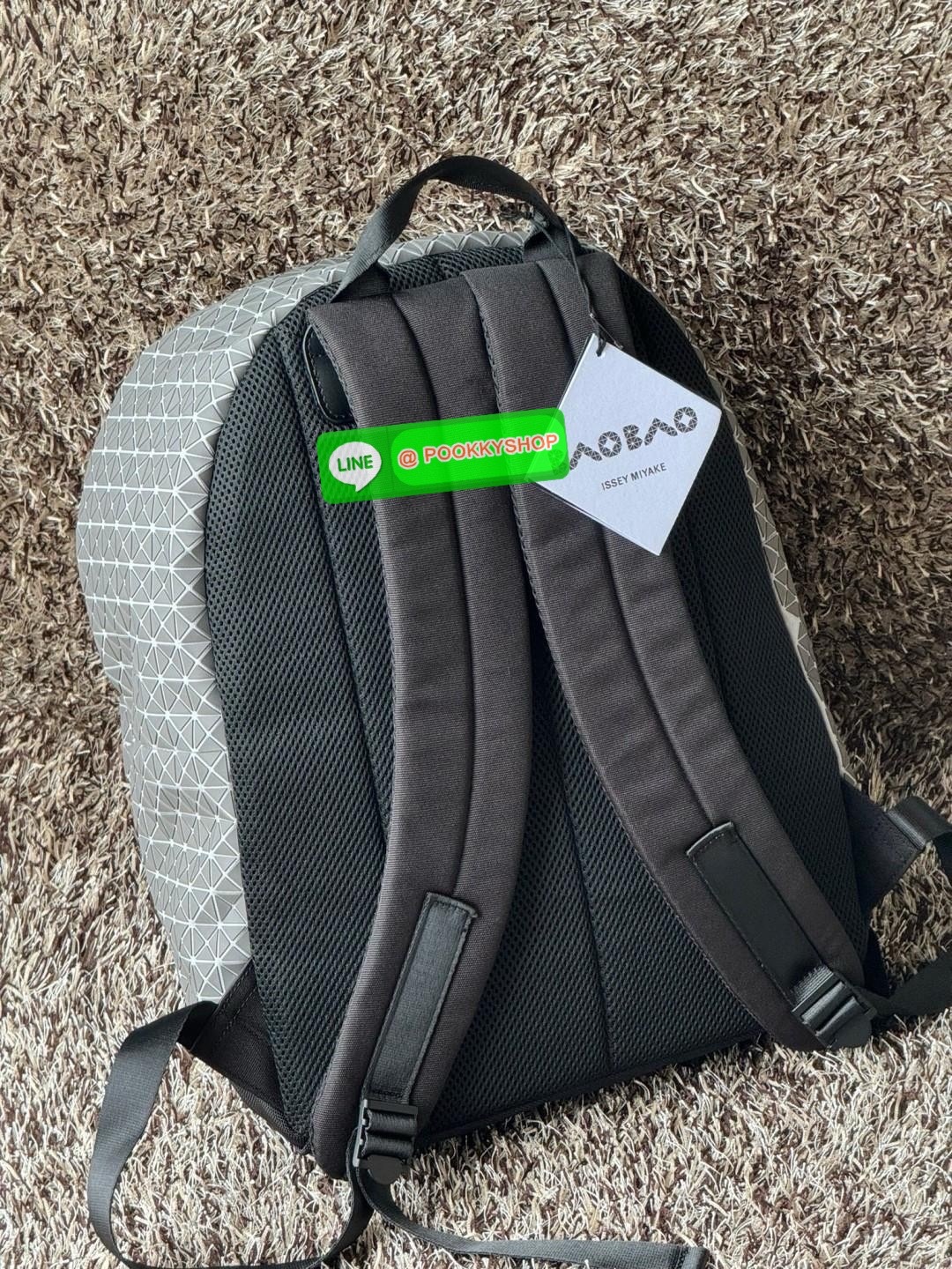 Bao Bao Issey Miyake Daypack geometric backpack กระเป๋าเป้ทรงคลาสสิก รองรับน้ำหนักได้ดี เหมาะกับการเดินทาง เป้สะพายหลังรุ่น Daypack One-Tone Backpack มาในรูปทรงกระเป๋าเป้สุดคลาสสิก โดดเด่นด้วยการออกแบบที่เป็นเอกลักษณ์ วัสดุสามเหลี่ยมขนาดเล็กพิเศษ ได้กลิ่น