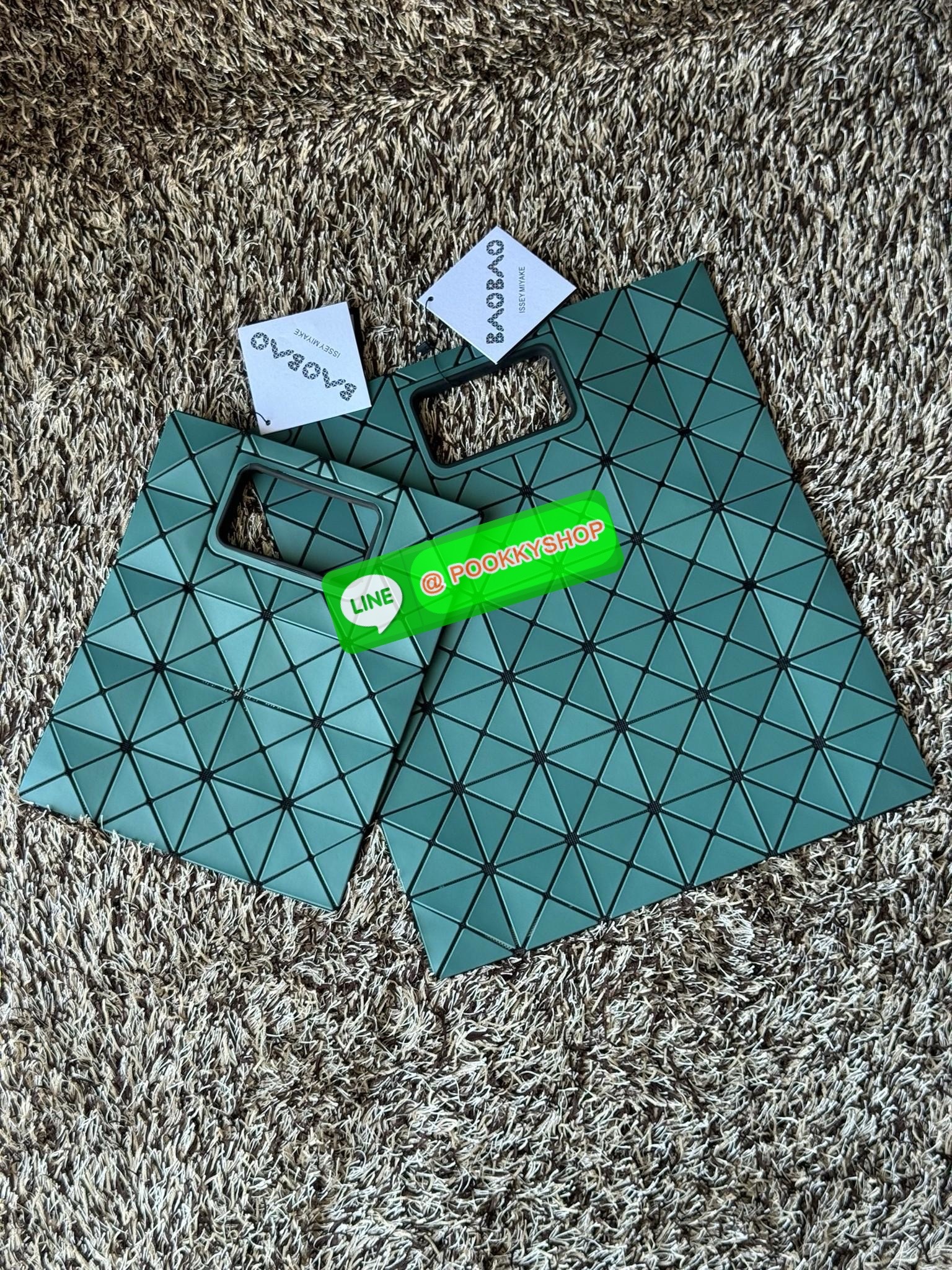 Baobao Issey Miyake large Bocca matte-finish tote bag BOCCA MATTE เป็นกระเป๋าถือรูปแบบใหม่ที่มีด้ามจับด้านในที่ช่วยให้กระเป๋าวางอยู่บนแขนหรือข้อมือได้อย่างนุ่มนวล เป็นกระเป๋าถือขนาดใหญ่นี้มีกระเป๋าด้านในพร้อมซิปที่ช่วยให้จัดเก็บได้อย่างปลอดภัย สามารถใส่แล