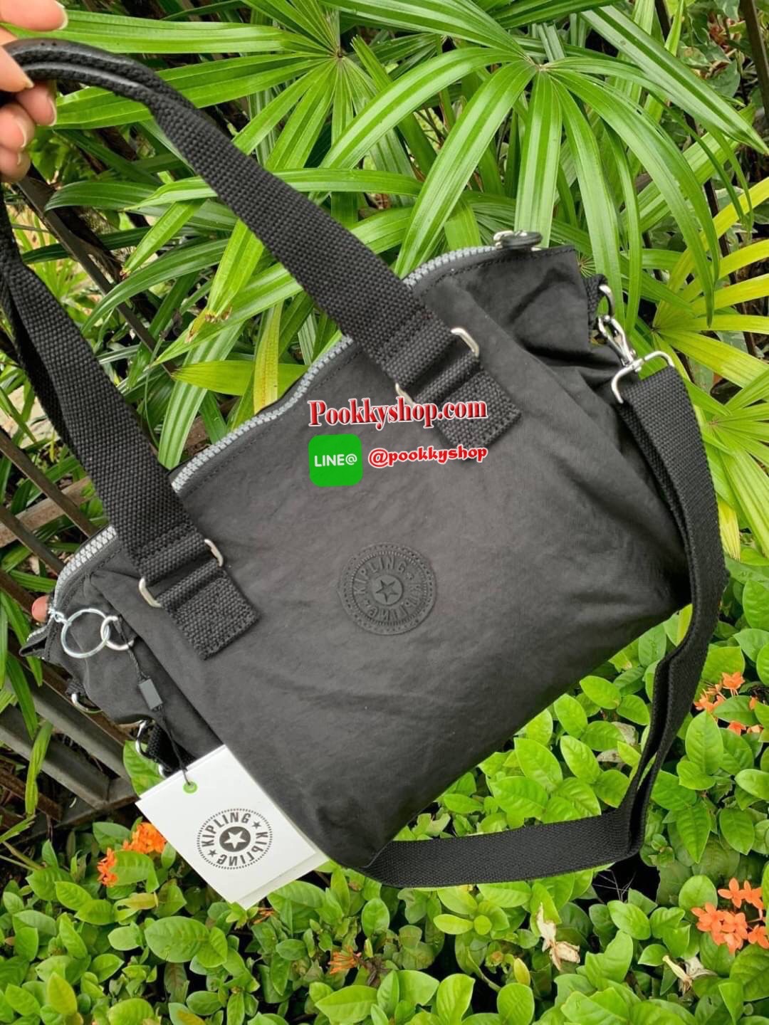 Kipling women’s amiel handbag (k15371) กระเป๋าถือหรือสะพายข้างได้ วัสดุpolyamide100%เปิดปิดกระเป๋าแบบซิปเดียว ภายในมีฐานกว้าง มีช่องซิป ช่องเล็กแยกเป็นสัดส่วนพร้อมสายห้อยกุญแจ ด้านหลังกระเป๋ามีช่องซิปยาวหนึ่งช่องใช้งานได้จริง มาพร้อมสายสะพายถอดออกได้ ปรับ