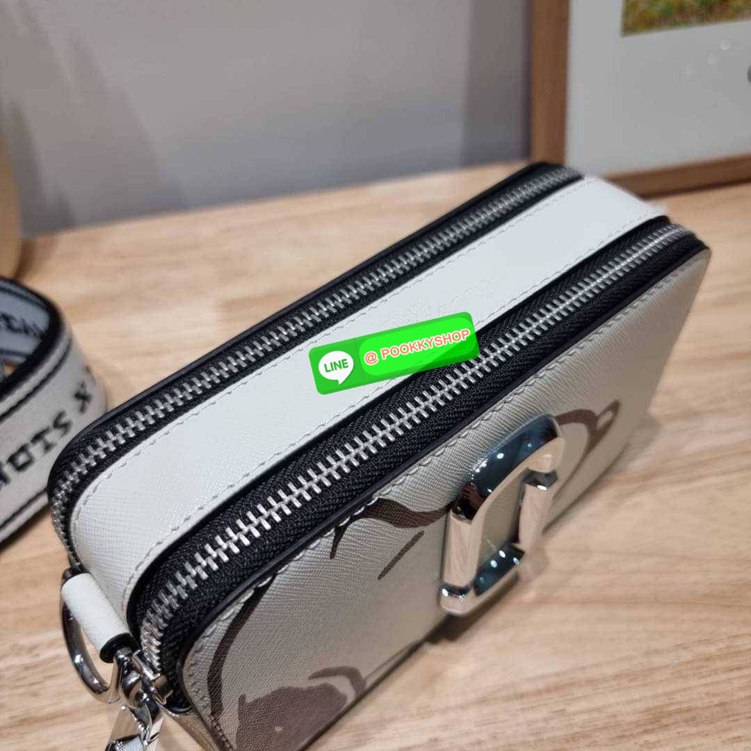 PEANUTS × MARC JACOBS THE SNAPSHOT CROSSBODY BAG คอลเลคชั่นแสนคิวท์ ที่ยกขบวนเหล่าซุปตาร์การ์ตูนมาให้แบบจัดเต็ม กับไอเท็มยอดฮิตที่โดดเด่นเป็นเอกลักษณ์ กระเป๋าสะพายข้างสุดปัง ดีไซน์ลายพรินท์ตัวการ์ตูนสุดฮอต เรียกได้ว่าไม่ซ้ำใคร!! วัสดุหนังวัว สวยอยู่ทรง เป