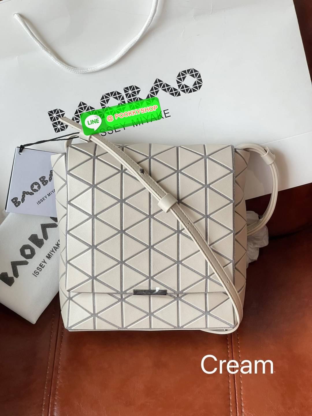 💕Baobao Issey Miyake Off-White Flap Messenger Bag(Large) สำหรับใครที่ต้องการใช้งานแบบเน้นการเคลื่อนไหวที่คล่องตัว แนะนำรุ่นนี้เลยคะ มาพร้อมแผ่นรูปทรงสามเหลี่ยมอันโดดเด่นแฝงไปด้วยความทันสมัยบ่งบอกถึงความเป็นเอกลักษณ์ของแบรนด์ได้เป็นอย่างดี ซึ่งสายส