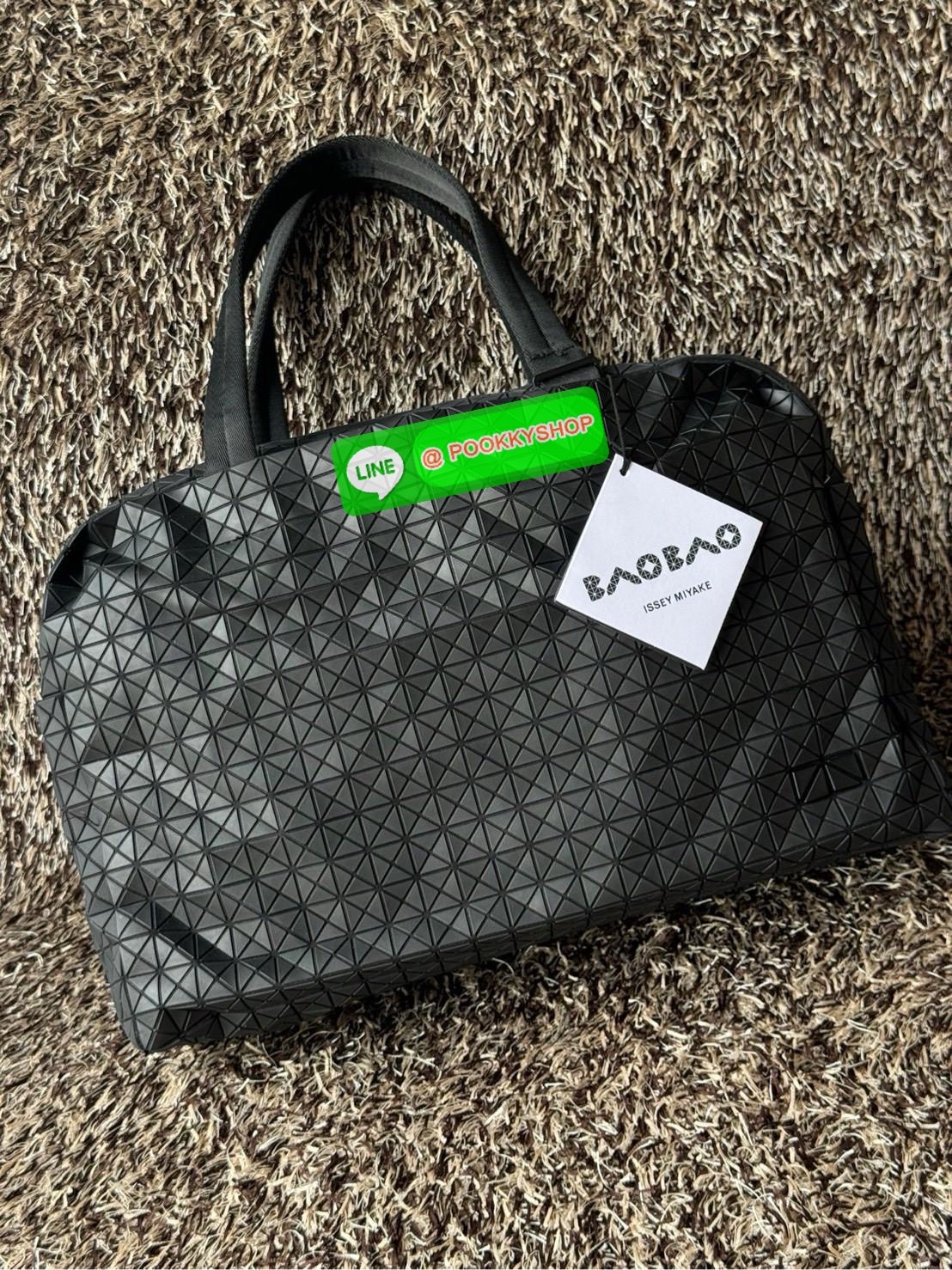 Baobao issey miyake cargo tote matte กระเป๋า CARGO สไตล์บอสตัน มีหูจับแบบบุหนา มีฐานกว้างใส่ได้เยอะ สาทารถใส่สัมภาระที่จำเป็นในการเดินทาง หรือมีพื้นที่จัดเก็บสิ่งของที่เราต้องใช้ในการทำงานด้วย เช่น โน้ตบุ๊ก สมุดจดบันทึก แฟ้มเอกสารต่าง ๆ ดีไซน์หรูดูสุภาพเร