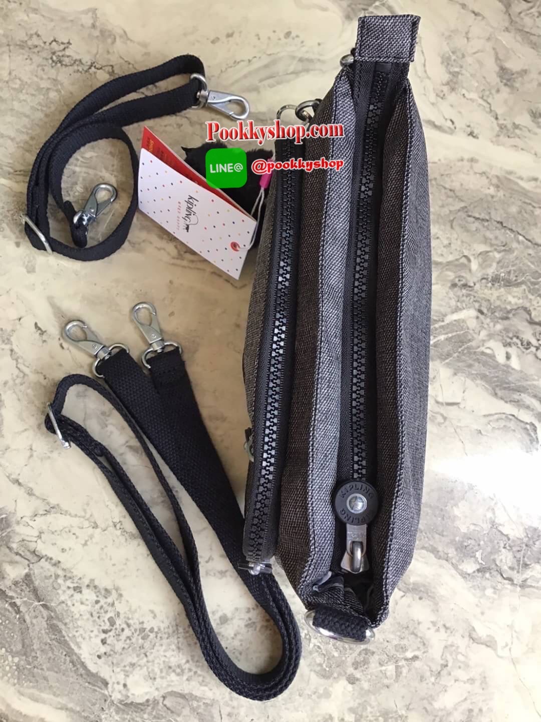 Kipling milos crossbody bag (K13696) กระเป๋าสะพายข้าง crossbody ขนาดกำลังดี มี 2 สาย สายสะพายสั้น ถือเป็นทรงพอรช์(pochette)ถอดเปลี่ยนสลับกับสายยาวได้ มีช่องซิปใช้งาน3ช่อง 2ช่องใหญ่ภายในมีเล็กแยกเป็นสัดส่วน ใส่มินิไอแพค กระเป๋าสตางค์ยาวได้ ด้านหน้ามีช่องซิ