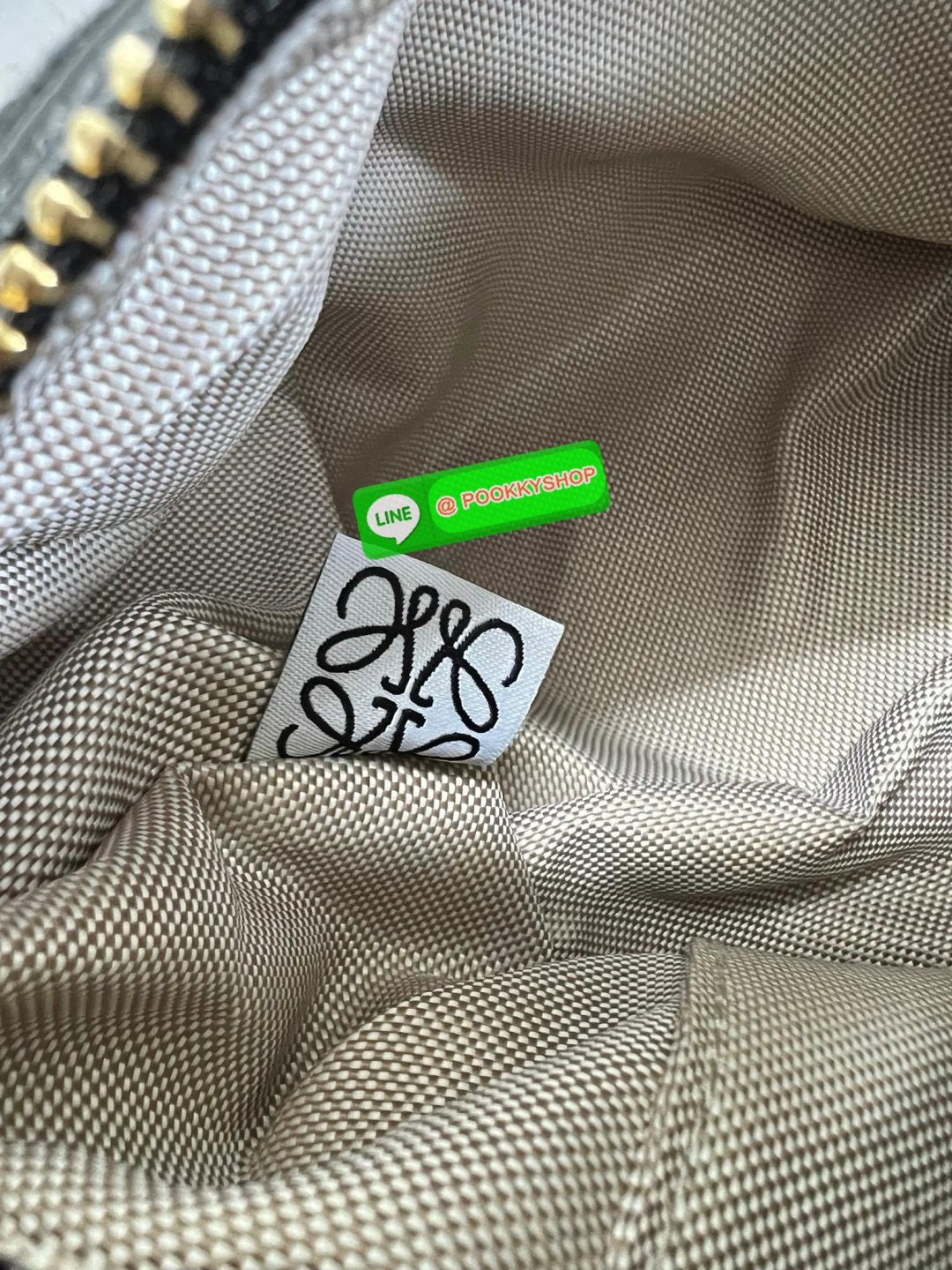 NEW IN!! สุดฮิตไปกับกระเป๋าสไตล์มินิมอล ที่ยังคงดูดีในทุกช่วงเวลา! LOEWE SMALL CUBI BAG((vip gift ตปท.)) พร้อมส่ง! ไม่เล็กตามชื่อนะคะ กับกระเป๋าหิ้วหรือคล้องไหล่ได้ วัสดุแจคกาดทอลายแบรนด์ทั้งใบประณีตสวยงาม หูหิ้วหนังแท้ค่ะ เปิด-ปิดกระเป๋าแบบซิป ภายในกว้าง