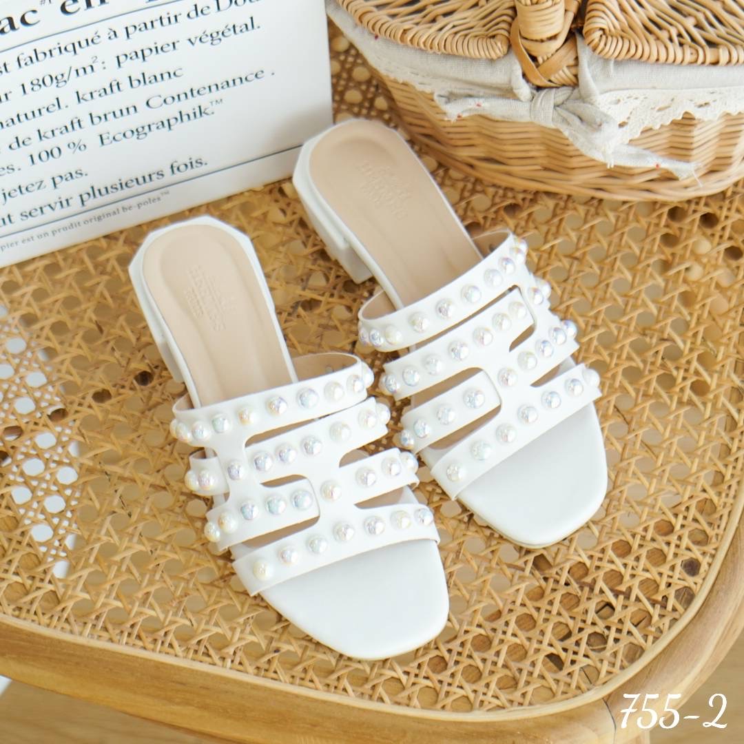 พร้อมส่ง รองเท้าส้นตัน สูง2.5 นิ้ว ตัวส้นเก๋มากเป็นทรงเหลื่ยม แข็งแรง เดินง่าย งานทรงสวม หนังนิ่ม *ตัวมุก ทำจากมุก สีรุ้ง คุณภาพดี* ตอกด้วยมือ ทีละเม็ด อย่างประณีต ใส่แล้วรับรองความหรูหรา และดูแพงมากเว่อร์จ้า