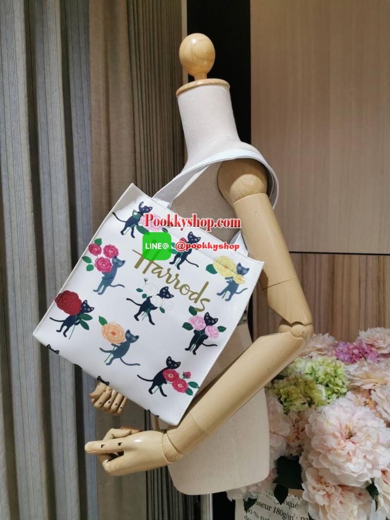 ลายนี้เข้าแล้วนะคะ! พร้อมส่งไอเท็มยอดนิยม! Harrods London Top-handle Shopping Bag กระเป๋า Shopping แบรนด์ดังจากอังกฤษรุ่นยอดนิยมวัสดุ PVC+Polyester 100% ของแท้เนื้อหนาอยู่ทรงกันน้ำ ขนาดกำลังดี น้ำหนักเบา เปิดปิดด้วยซิปสะดวกใช้หัวซิปปั้มโลโก้แบรนด์อะไหล่เง