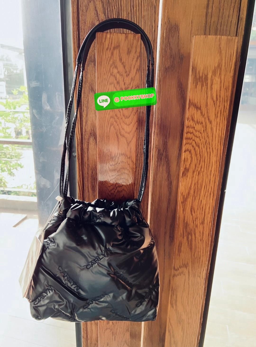 CARLYN TWEE MINI BAG #ไม่มินิตามชื่อจ้าา😘 💌พร้อมส่ง!สวยฉ่ำๆทุกสี ไม่มีไม่ได้แล้วจ้าา📌 ✔️กระเป๋าวัสดุไนล่อนอย่างดี นิ่มฟู ปักลายแบรนด์อันเป็นสัญลักษณ์ของรุ่นทั้งใบสวยงามค่ะ