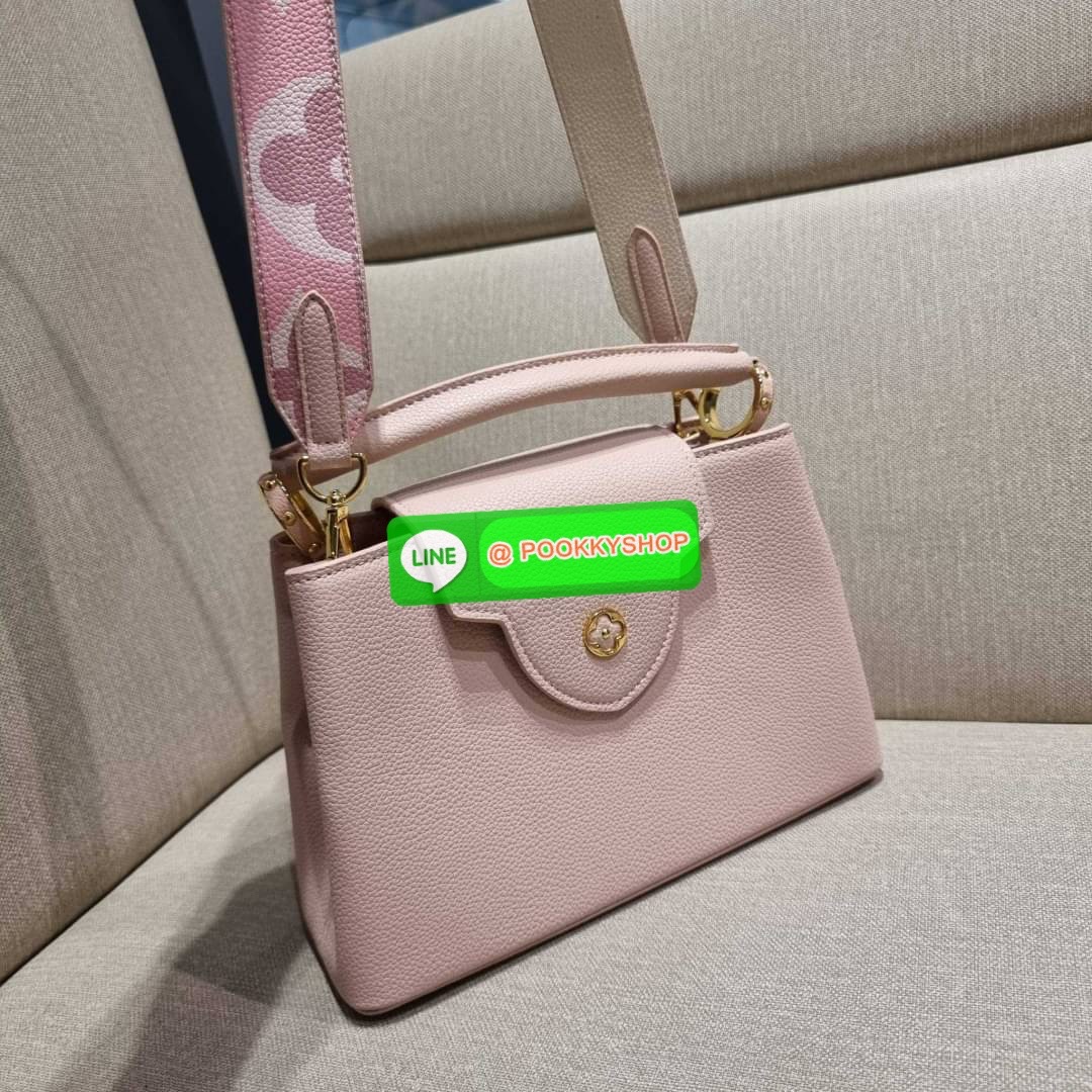 NEW IN!! LV capucines top handle วีไอพีพรีเมี่ยมกิ๊ฟจากเคาน์เตอร์ ที่สุดของความสวยในราคาเบาๆ กระเป๋าถือสุดหรู ดีไซน์ทรงคลาสสิค พร้อมลวดลายหรูหรา มาพร้อมหูจับในตัว ด้วยรูปทรงวินเทจและวัสดุหนังลูกวัว สัมผัสดี ขับผิว ทำให้ไอเท็มนี้สะกดทุกสายตาจริงๆ และยังมีล