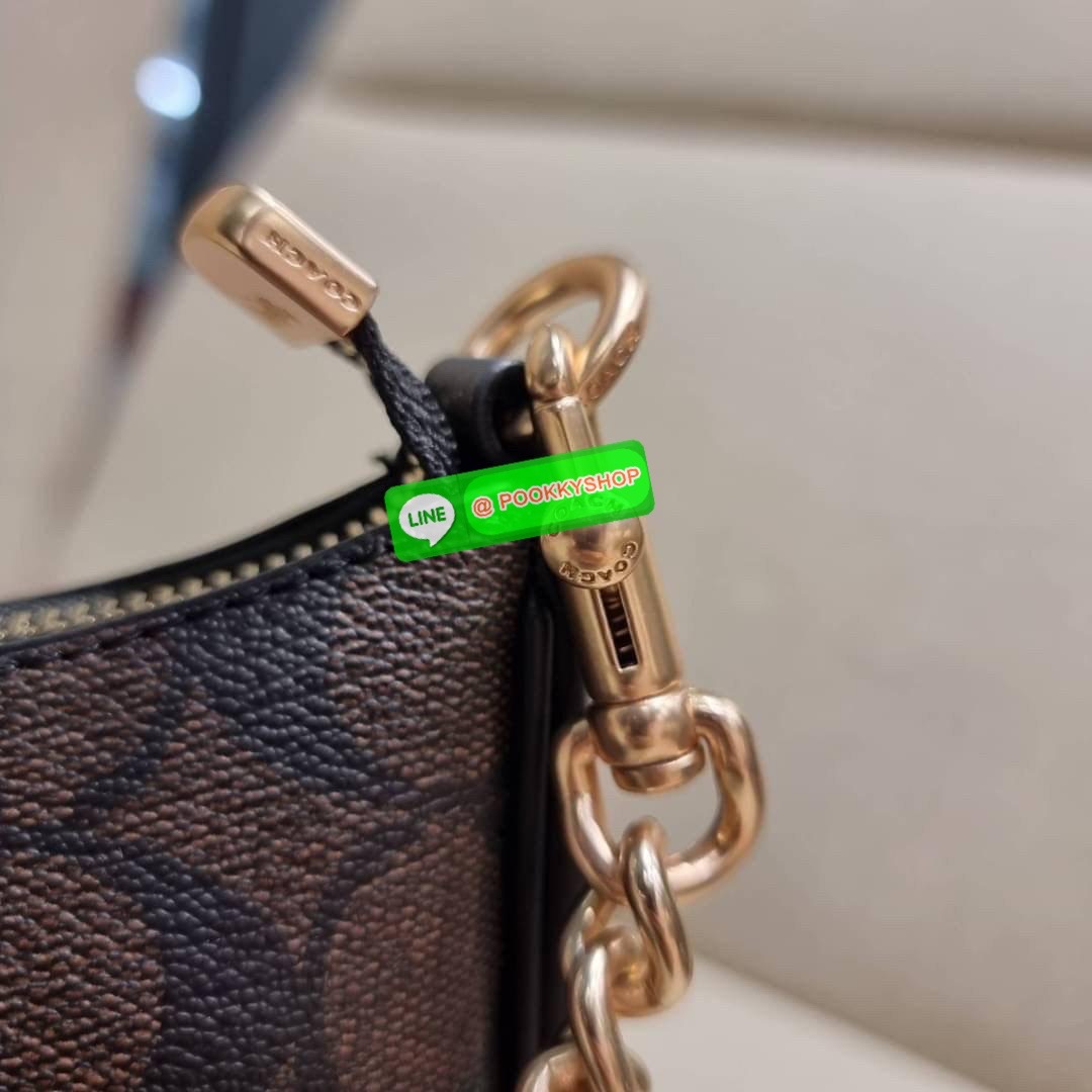 COACH CA548 TERI SHOULDER BAG IN SIGNATURE CANVAS คอลเลคชั่นใหม่ล่าสุด ที่สาวๆรอคอย กระเป๋าสะพายไหล่กึ่งทรงพอช พร้อมเสิร์ฟความสวยถึงบ้านไปเลยก่อนใคร แบบไม่ต้องพรีฯ ด้วยดีไซน์คลาสสิคที่แอบแฝงความเรียบหรู มาพร้อมสายสะพาย 2 เส้น เป็นสายโซ่คล้องแขนและสายสะพาย