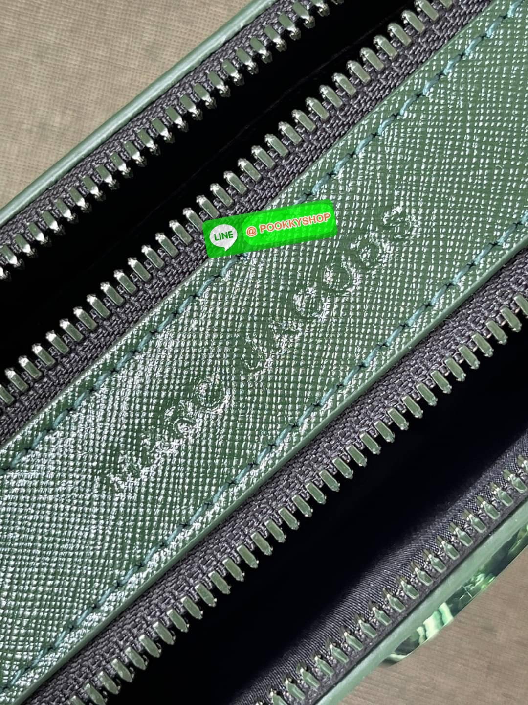 💕 Marc Jacobs Snapshot Bag กระเป๋าแบรนด์ดังจากสัญชาติอเมริกัน นับได้ว่ารุ่นนี้เป็นรุ่นทรงฮิตของ marc jacobs เลยทีเดียว โดยด้านหน้ากระเป๋าจะเป็นโลโก้แบบโลหะที่เป็นสัญลักษณ์ของแบรนด์นี้ มาพร้อมสายสะพายที่จะสะพายยังไงก็ดูโดดเด่น เพราะขนาดใหญ่ที่สกรีน